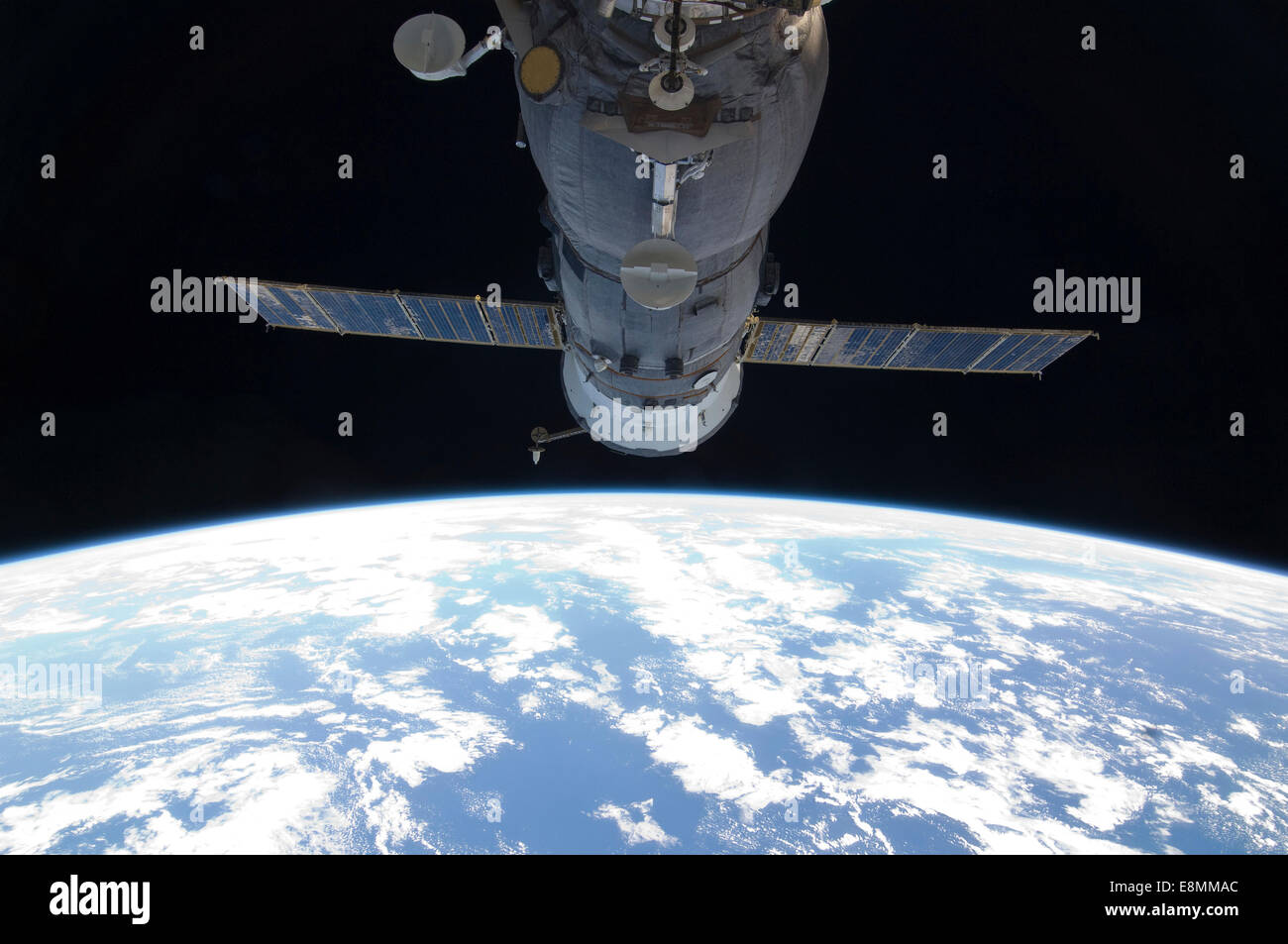 16 septembre 2011 - un vaisseau russe Soyouz amarré par backdropped Earth's horizon et la noirceur de l'espace. Banque D'Images