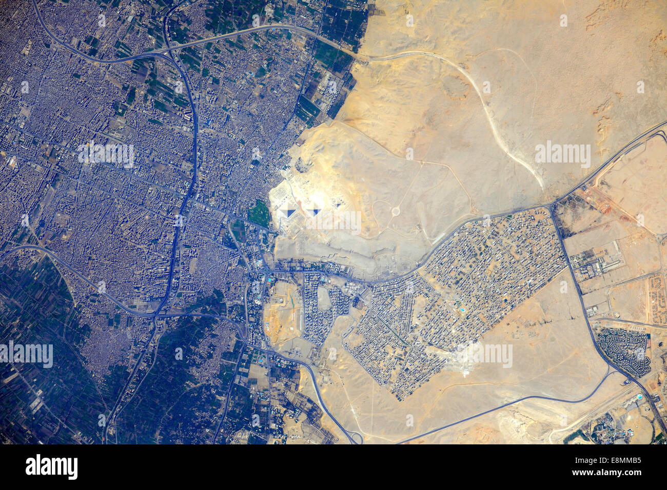 26 juillet 2012 - Vue de l'espace des pyramides de Gizeh, en Egypte. Les grandes pyramides de Gizeh (centre) sont la dernière des sept Wo Banque D'Images
