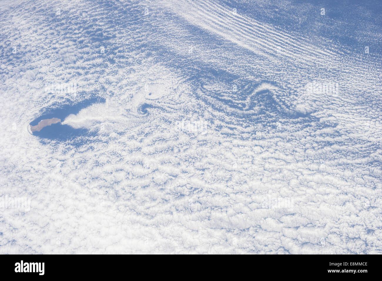 24 août 2013 - Rare nuages entourant l'île Guadalupe dans l'océan Pacifique (centre gauche). Ce sont le résultat o Banque D'Images