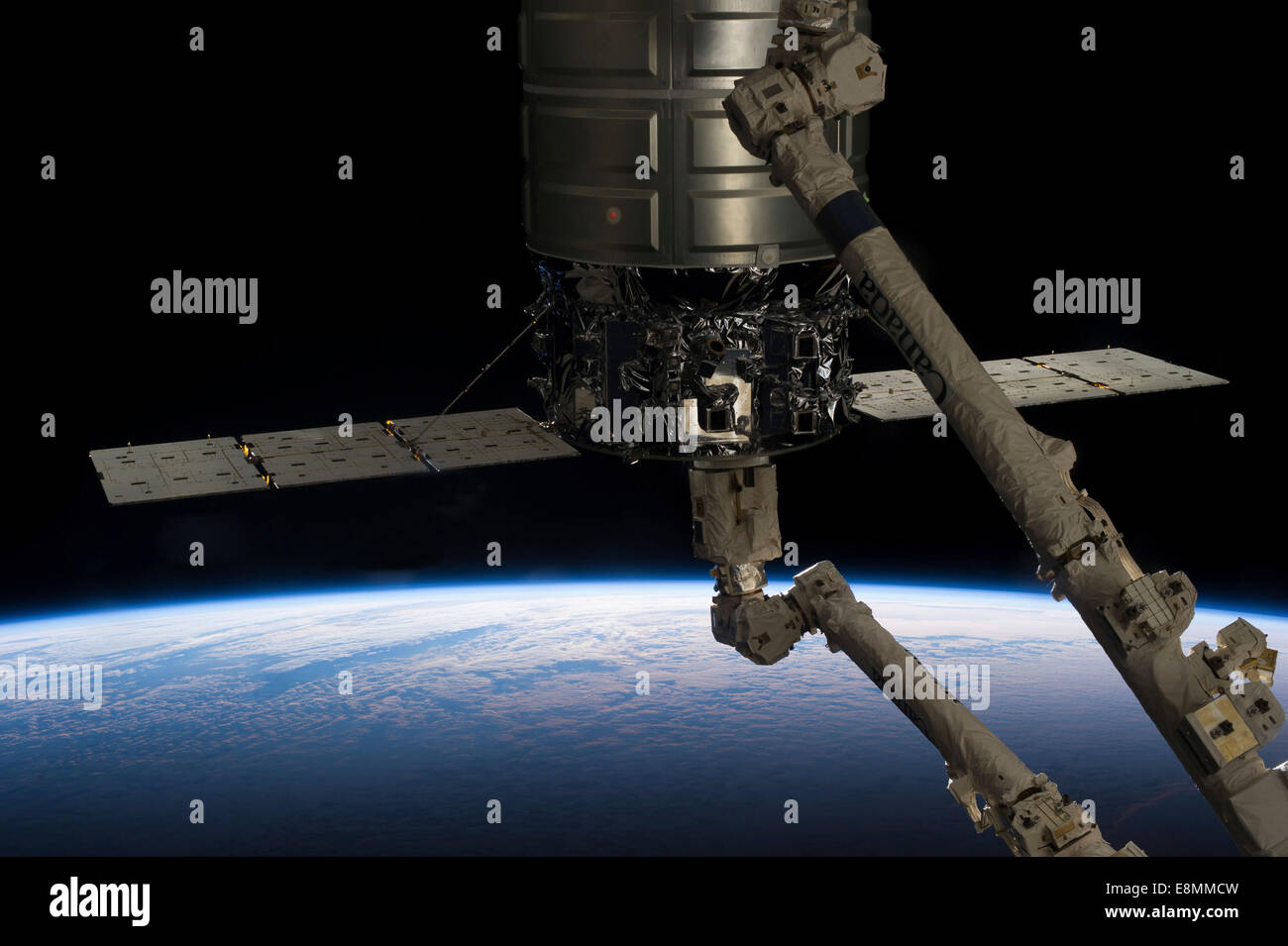 22 octobre 2013 - La Station spatiale internationale, Canadarm2 se prépare à libérer l'Orbital Sciences' embarcations commerciales Cygnus Banque D'Images