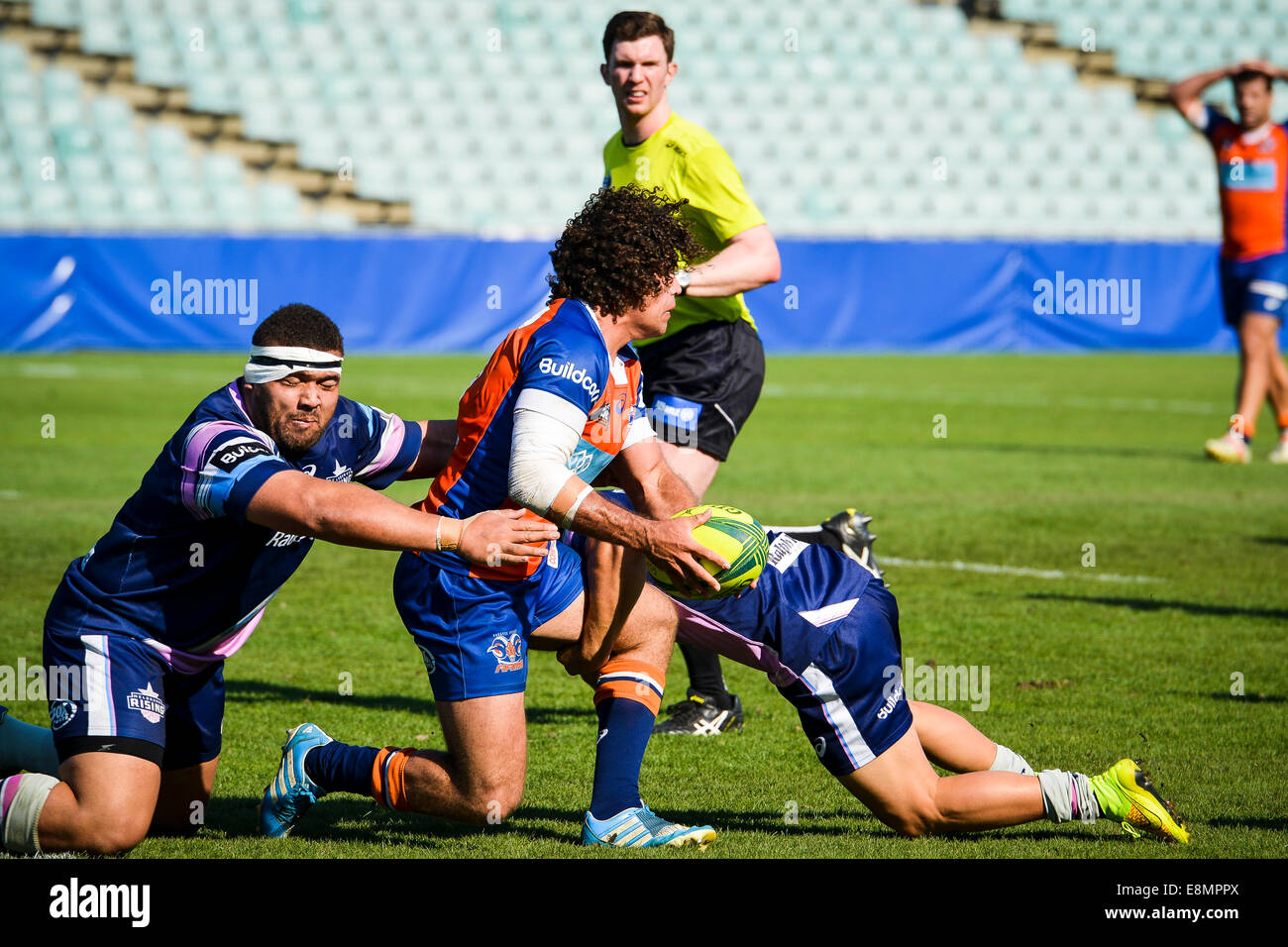 Sydney, Australie - 11 octobre 2014 : une plus grande Sydney Rams Mark Swanepoel est abordé par la hausse du crédit : MediaServicesAP Melbourne/Alamy Live News Banque D'Images