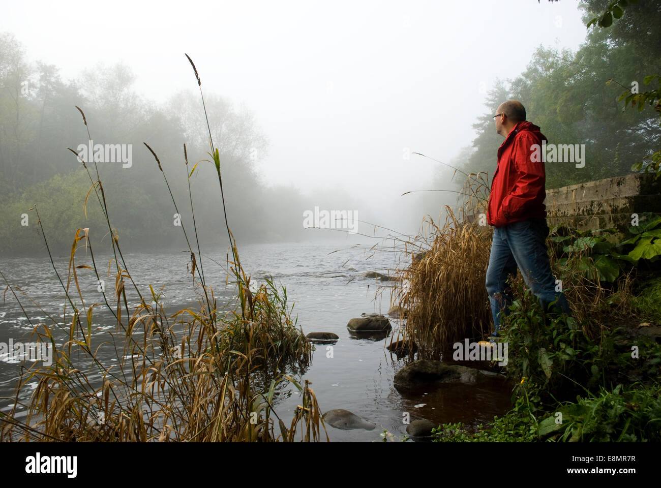 Gainford, comté de Durham, Royaume-Uni. 11 octobre 2014. Un homme donne à la brume et le brouillard le long du cours supérieur de la Rivière Tees, dans le comté de Durham. La brume et le brouillard devrait clairement durant le samedi mais plus loin la brume et le brouillard est prévu pour dimanche matin pour de nombreuses régions du nord-est. Crédit : Robert Smith/Alamy Live News Banque D'Images