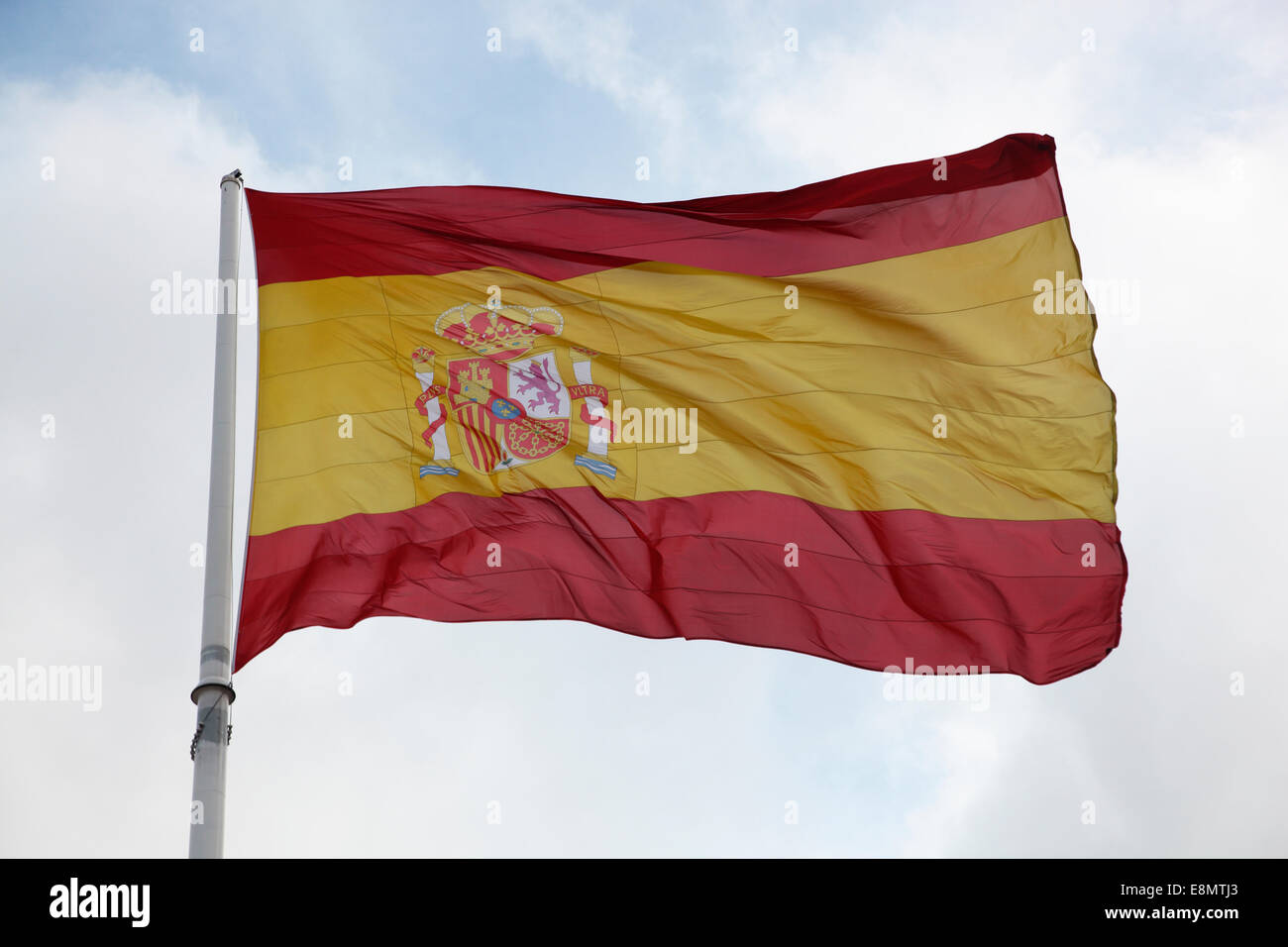 Drapeau espagnol avec des insignes royaux. Banque D'Images