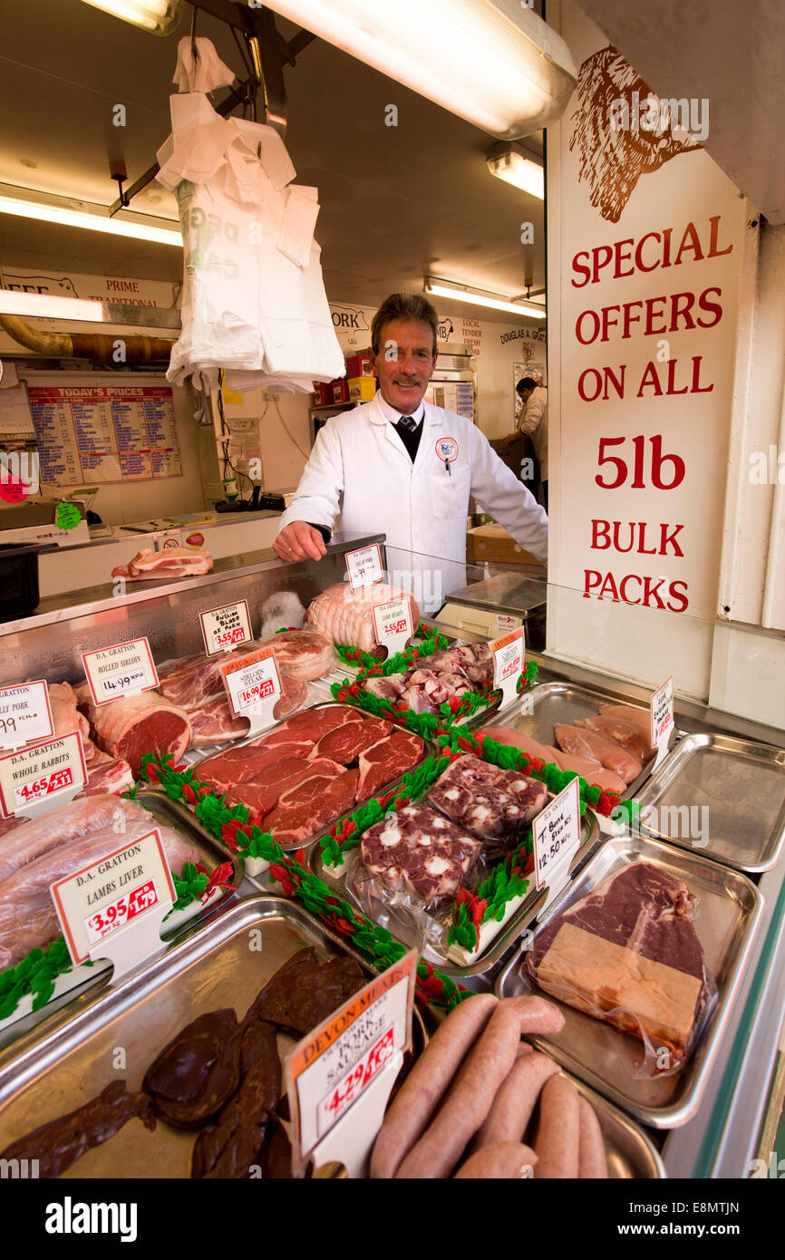 Royaume-uni, Angleterre, Devon, Barnstaple, Butcher's Row, butcher John Pile avec l'affichage de la viande en Grattons shop Banque D'Images