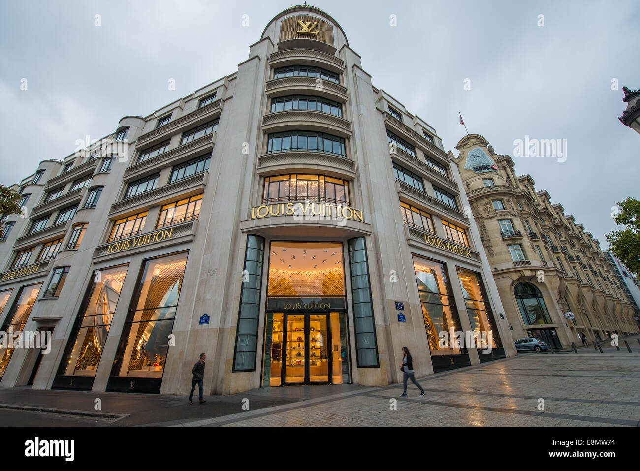 File:Boutique Louis Vuitton au 101 avenue des Champs-Elysées à Paris.JPG -  Wikimedia Commons