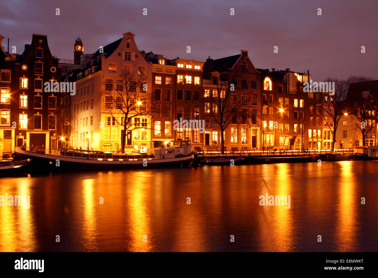 Amsterdam dans la nuit à la rivière Amstel Banque D'Images