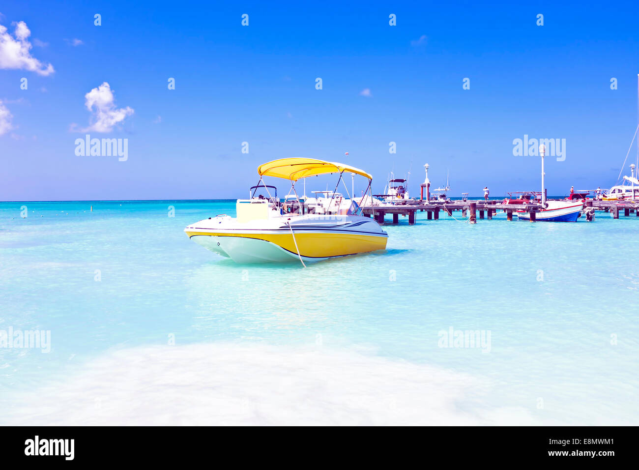 Motor yachts dans la mer caribbic à Aruba Banque D'Images