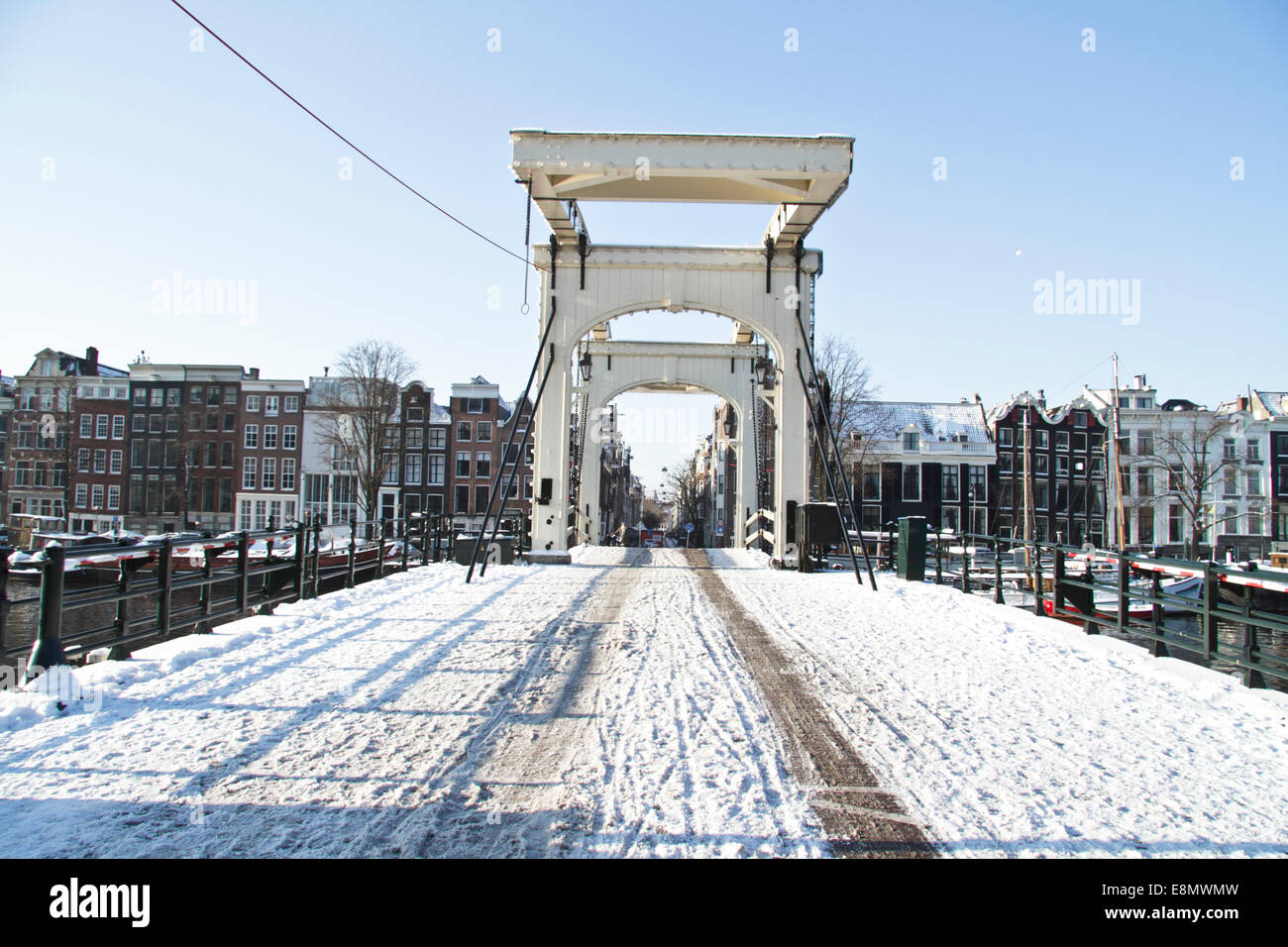 Thiny neigeux bridge à Amsterdam les Pays-Bas en hiver Banque D'Images