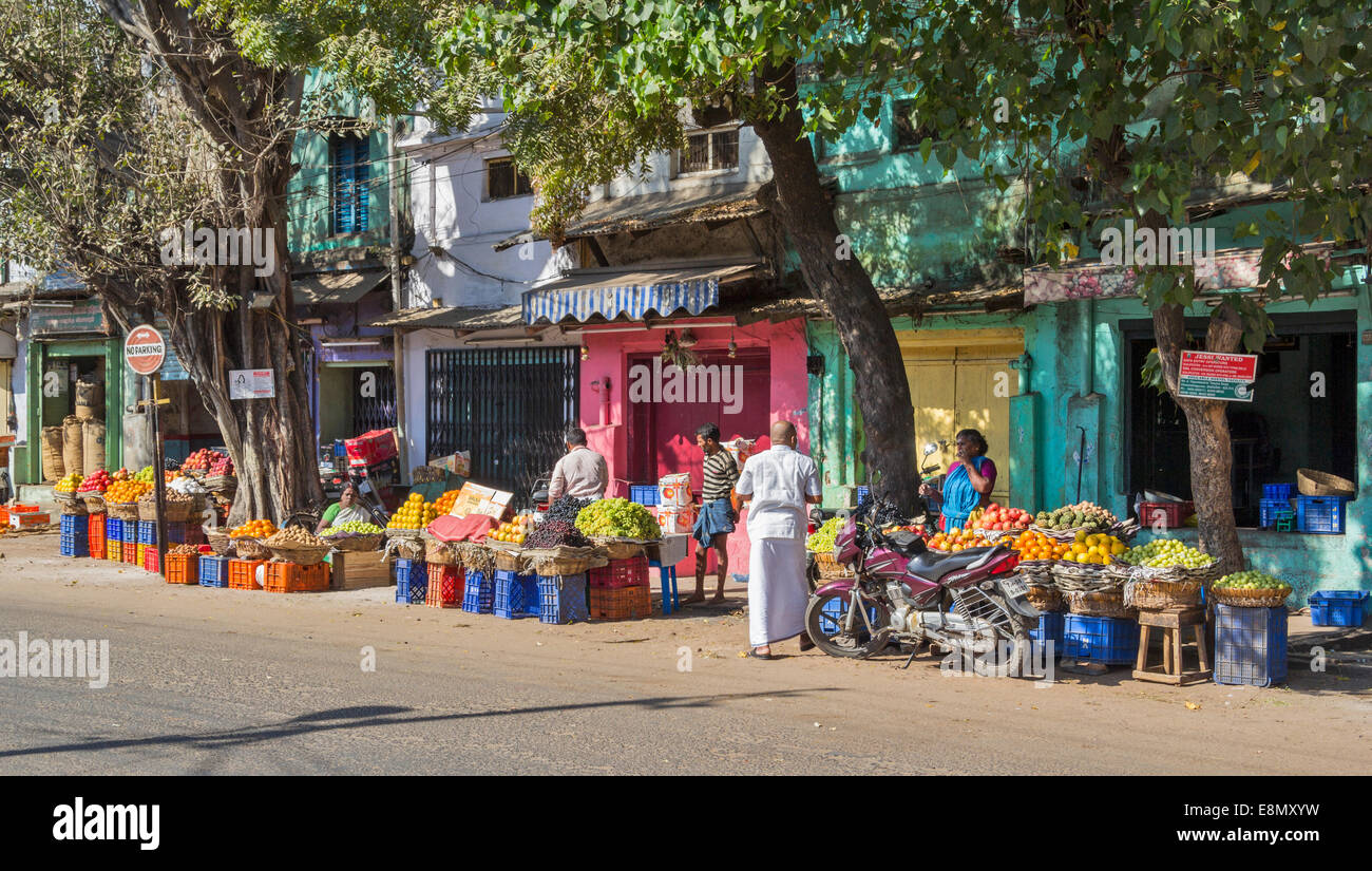 Le sud de l'Inde Scène de rue des kiosques ou des étals de vente de nombreux types de fruits Banque D'Images