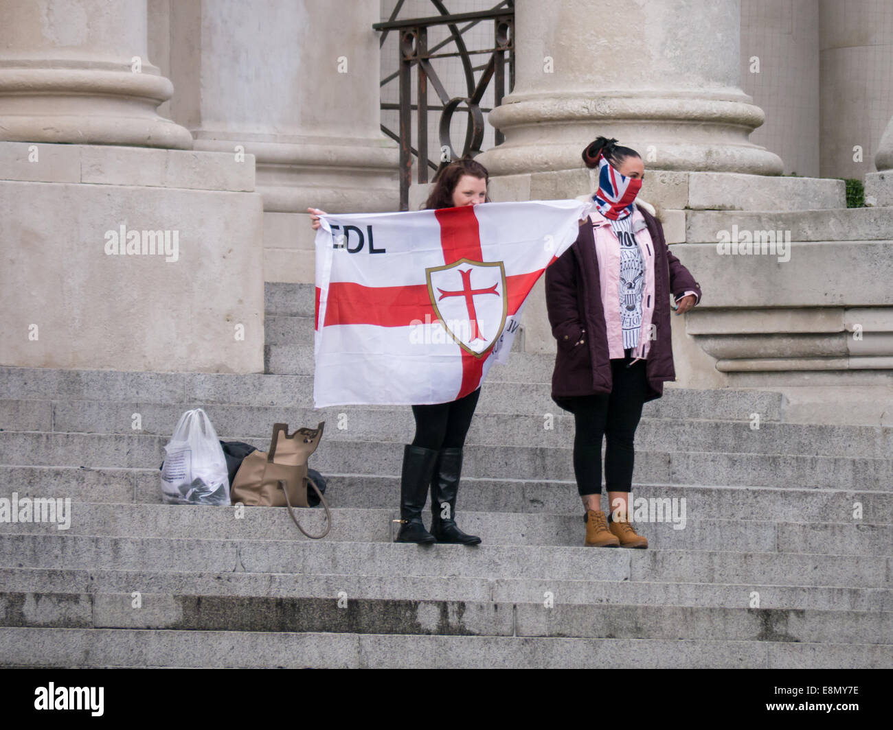 Deux femmes membres de l'EDL sont au-dessus de Portsmouth Guildhall étapes, arborant fièrement leur allégeance au groupe à Portsmouth, Angleterre Banque D'Images