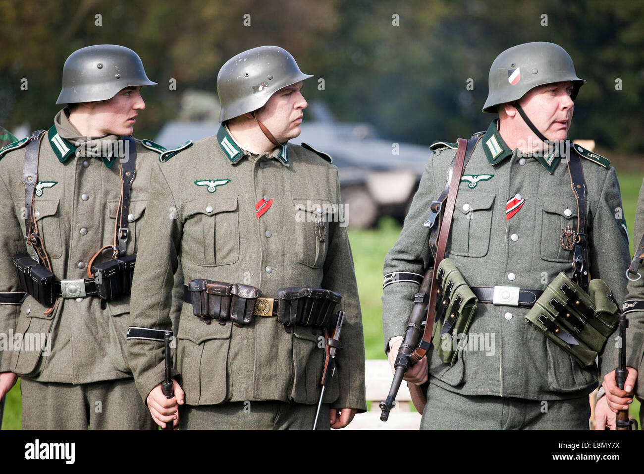 Trois soldats allemands en uniforme, réacteur militaire de la seconde