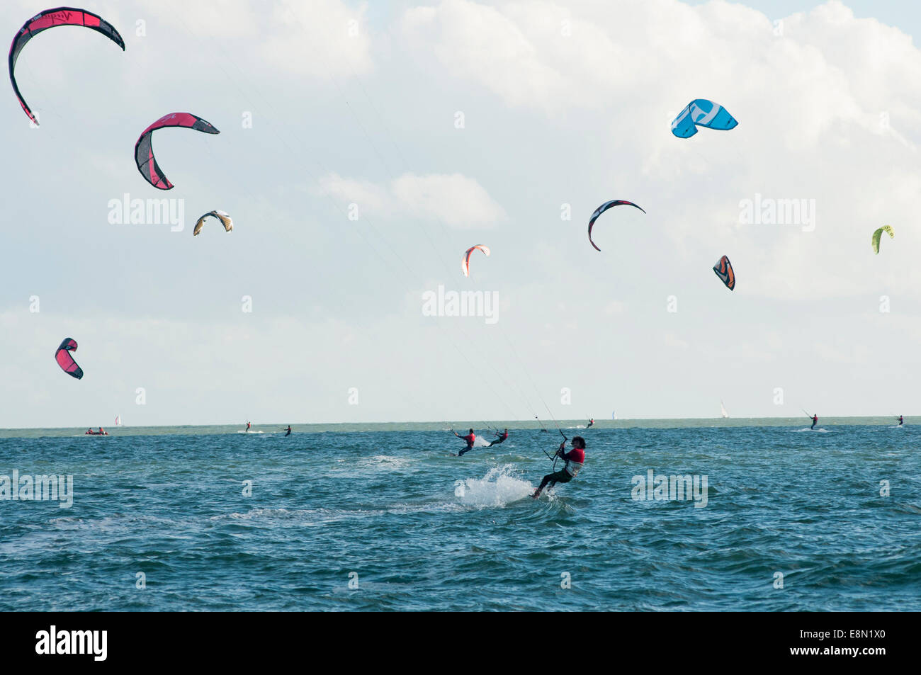 Hayling Island, Royaume-Uni. Oct 11, 2014. Virgin Kitesurf Armada sur la côte sud du Royaume-Uni à Hayling Island, New Hampshire. 11 Oct 2014. Plus de 250 kitesurfers se rassemblent pour tenter de compléter un cours d'un mille de briser le record mondial Guinness pour le plus grand défilé des kitesurfers jamais constituée. Crédit : Rob Wilkinson/Alamy Live News Banque D'Images