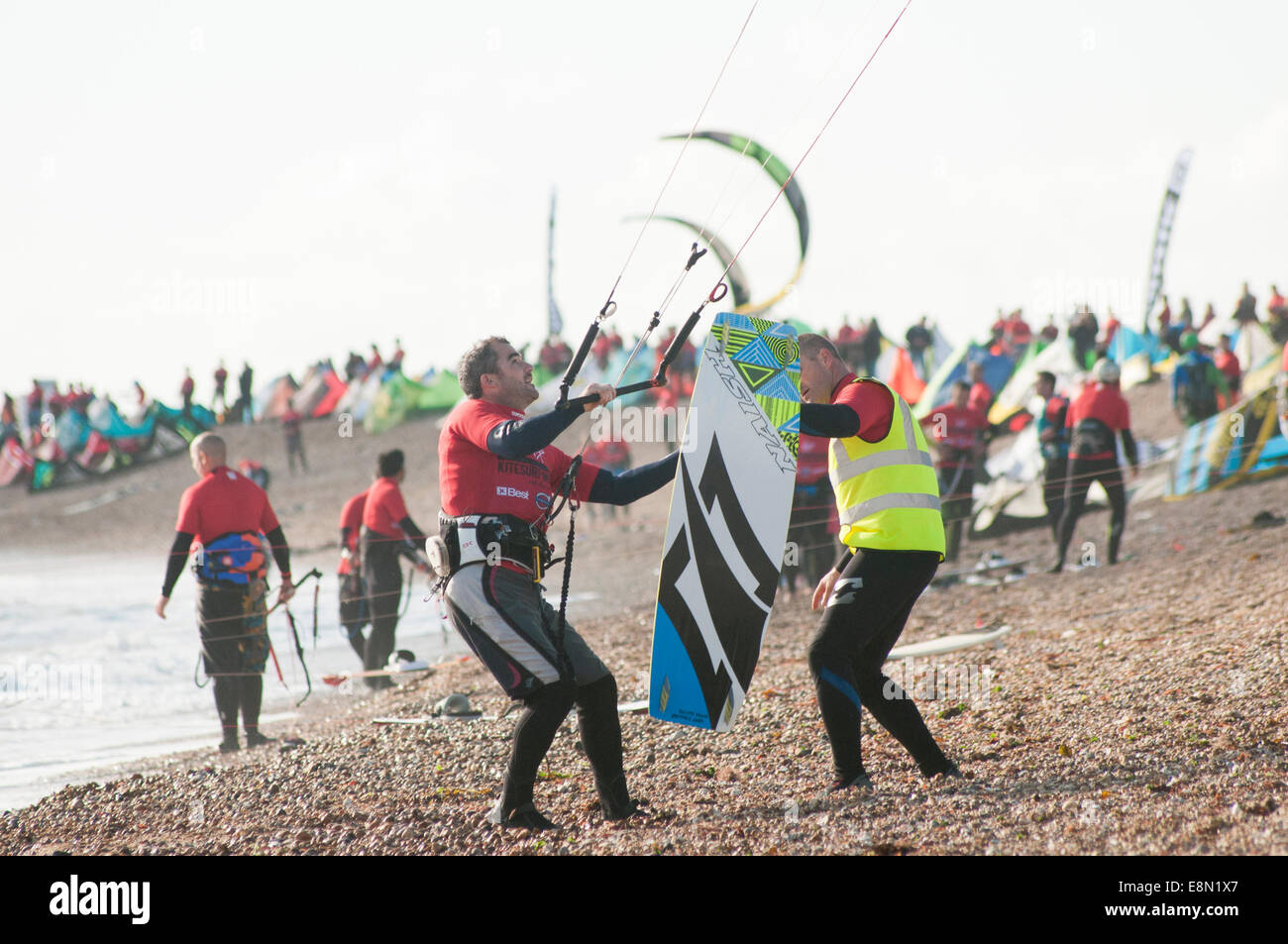 Hayling Island, Royaume-Uni. Oct 11, 2014. Virgin Kitesurf Armada sur la côte sud du Royaume-Uni à Hayling Island, New Hampshire. 11 Oct 2014. Plus de 250 kitesurfers se rassemblent pour tenter de compléter un cours d'un mille de briser le record mondial Guinness pour le plus grand défilé des kitesurfers jamais constituée. Crédit : Rob Wilkinson/Alamy Live News Banque D'Images