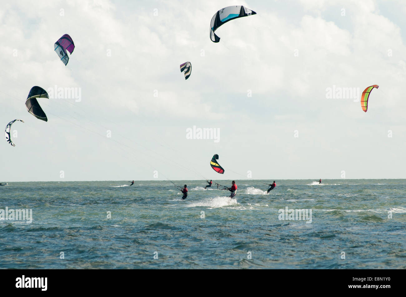 Hayling Island, Royaume-Uni. Oct 11, 2014. Virgin Kitesurf Armada sur la côte sud du Royaume-Uni à Hayling Island, New Hampshire. 11 Oct 2014. Plus de 250 kitesurfers se rassemblent pour tenter de compléter un cours d'un mille de briser le record mondial Guinness pour le plus grand défilé des kitesurfers jamais constituée. Crédit : Rob Wilkinson/Alamy Live News Banque D'Images