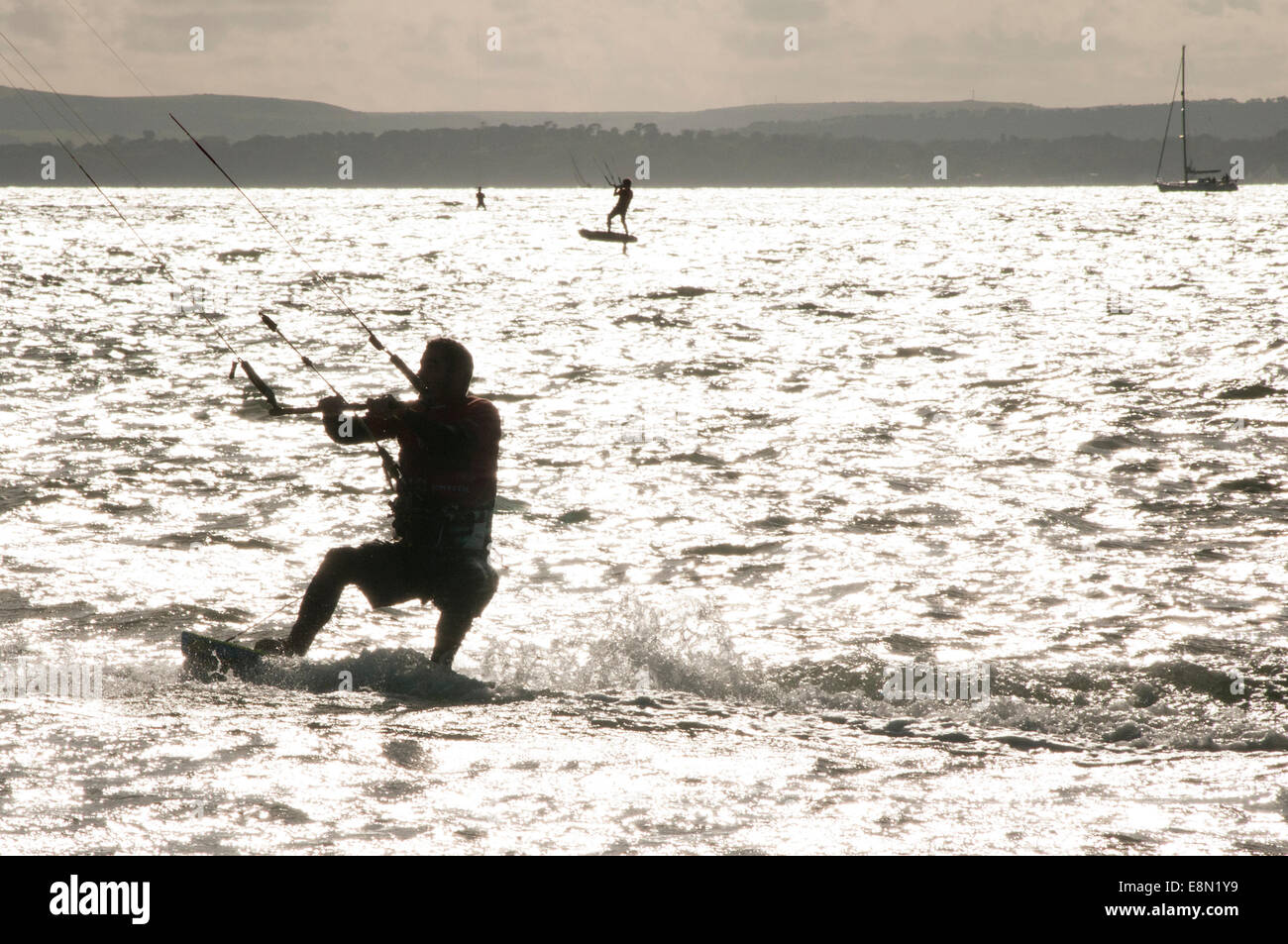 Hayling Island, Royaume-Uni. Oct 11, 2014. Virgin Kitesurf Armada sur la côte sud du Royaume-Uni à Hayling Island, New Hampshire. 11 Oct 2014. Plus de 250 kitesurfers se rassemblent pour tenter de compléter un cours d'un mille de briser le record mondial Guinness pour le plus grand défilé des kitesurfers jamais constituée. Crédit : Rob Wilkinson/Alamy Live News Banque D'Images