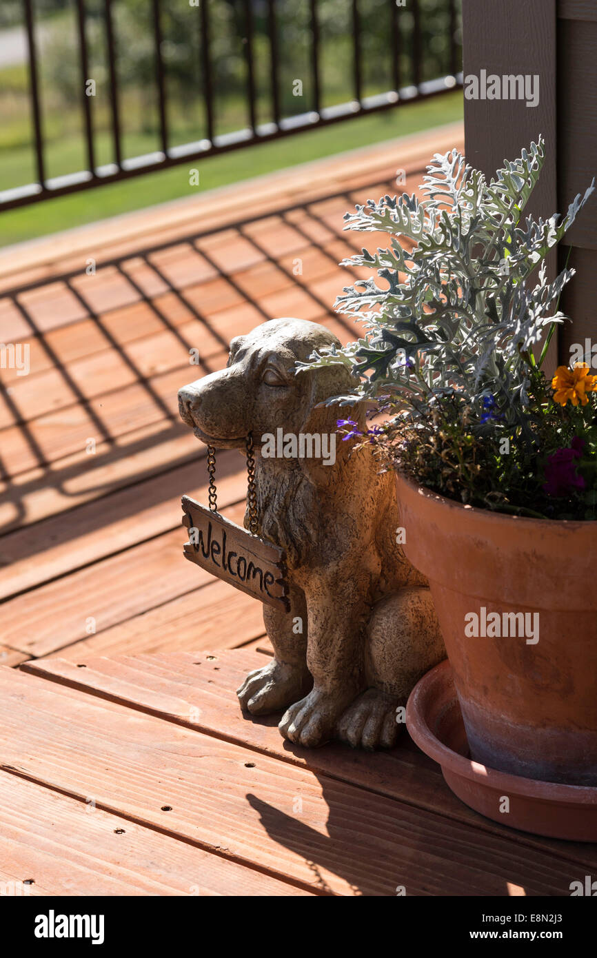 Terrasse en bois avec pantalon et statue chien Bienvenue, vitrine de Luxe  Chambre, USA Photo Stock - Alamy