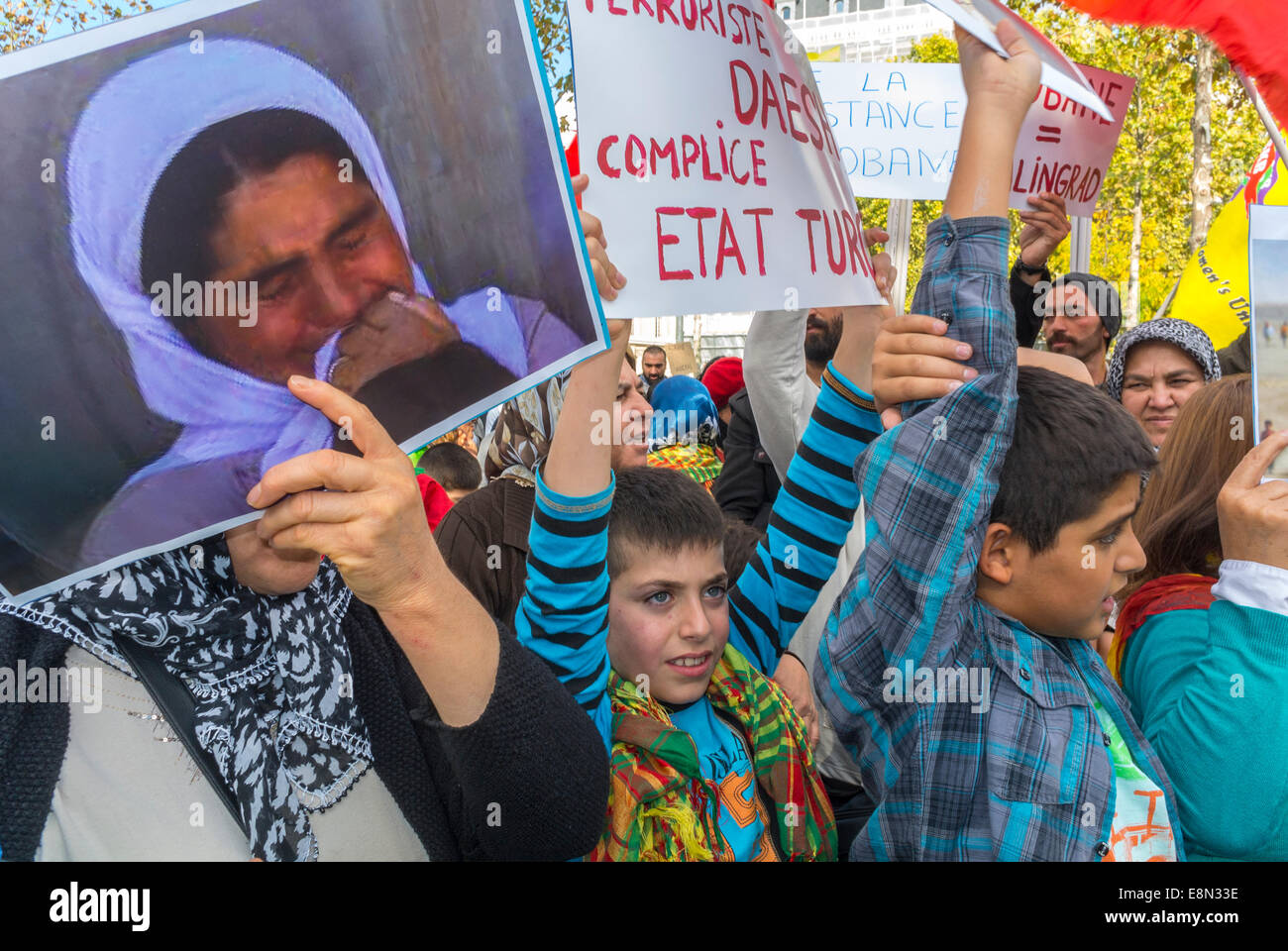 Paris, France. Manifestation publique, les Kurdes irakiens protestant contre le Daesh Djhadiste en Syrie et en Irak. Foule, enfants, refuges manifestants porteurs de panneaux de protestation, manifestations en plein air, immigrants Europe Banque D'Images