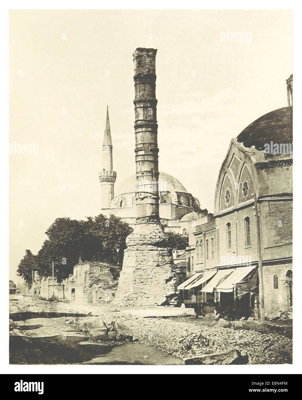 Cette illustration de 1895 par Clément représente la colonne brûlée de Constantin, un ancien monument romain à Istanbul, montrant son état de détérioration à l'époque. Banque D'Images