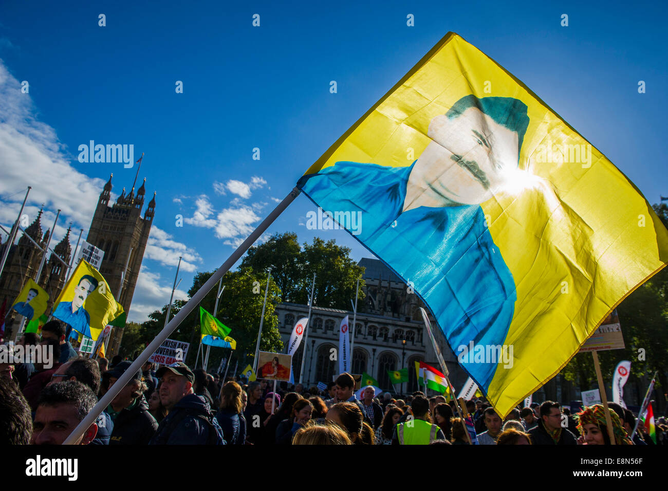 Londres, Royaume-Uni. Oct 11, 2014. Une manifestation de soutien exigeant pour les Kurdes et de blâmer la Turquie de ne pas aider est généralement pacifiques. Bien qu'une bavure stop and search donne le coup d'une confrontation qui mène à quelques arrestations. Le calme est rétabli, du moins temporairement, lorsque les intendants Kurdes forment une barrière entre les manifestants et les lignes de police. La place du parlement, Londres, 11 octobre 2014. Crédit : Guy Bell/Alamy Live News Banque D'Images