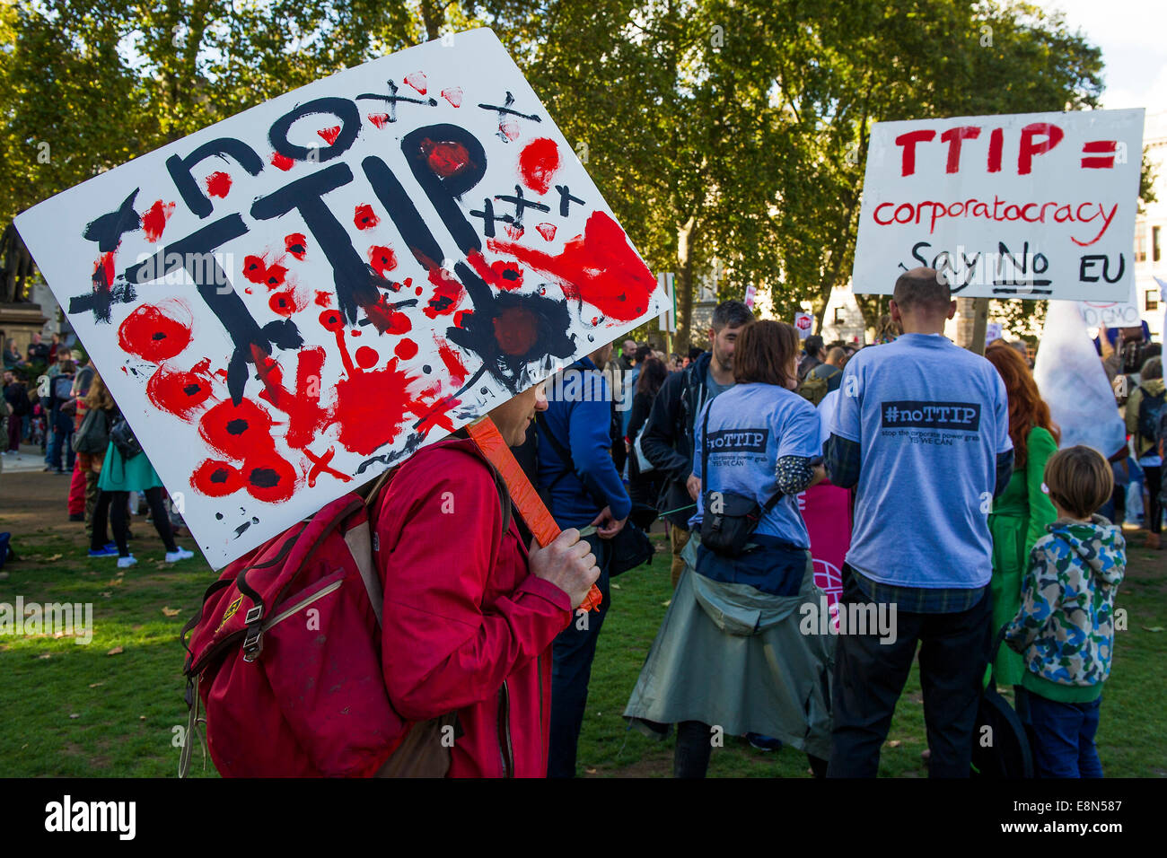 Londres, Royaume-Uni. Oct 11, 2014. TTIP aucune journée européenne d'action - dans le cadre d'une journée de protestation dans toute l'UE. Le partenariat transatlantique de commerce et d'investissement (TTIP) est censé être "libre commerce" et est en cours de négociation entre l'UE et les Etats-Unis. Les manifestants s'inquiètent de ce que le marché nous donnera les grandes entreprises plus de pouvoir sur la société, l'environnement, les services publics et la démocratie". La place du parlement, Londres, 11 octobre 2014. Crédit : Guy Bell/Alamy Live News Banque D'Images