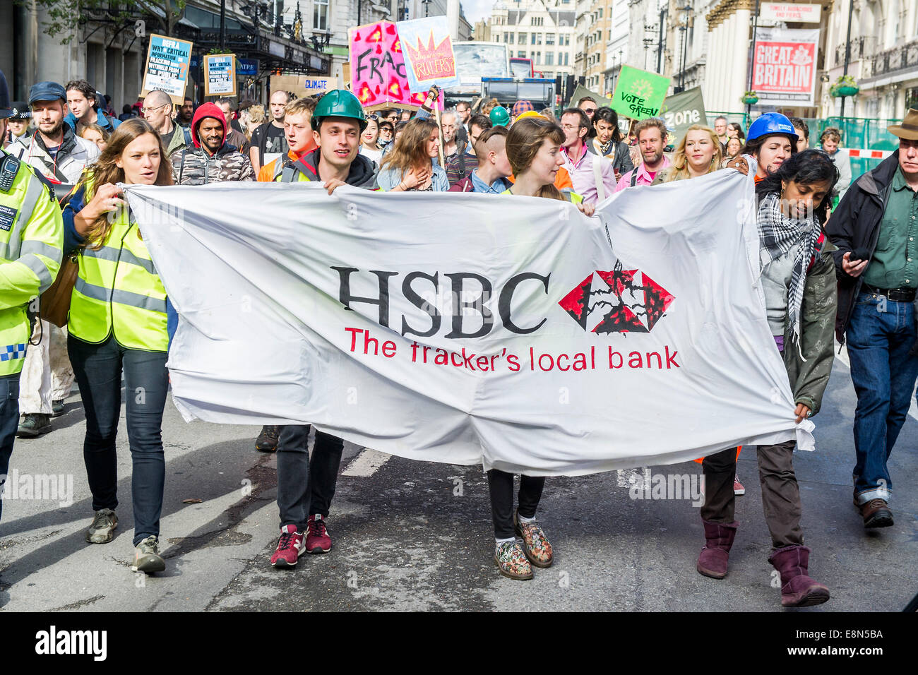 Londres, Royaume-Uni. Oct 11, 2014. Cible des manifestants Anti-Fracking HSBC dans la journée mondiale d'action. Simulation d'appareil de forage, de l'eau', 'fracturée de bandes de danger et des haut-parleurs des collectivités touchées tourner deux HSBCs le centre de Londres sont transformés en 'live' dans les sites de fracturation protester au sujet du financement accordé aux activités de fracturation. "Global Frackdown" jour d'action voit 100s d'actions contre la fracturation dans plus de 30 pays. Regent Street, Londres. Crédit : Guy Bell/Alamy Live News Banque D'Images