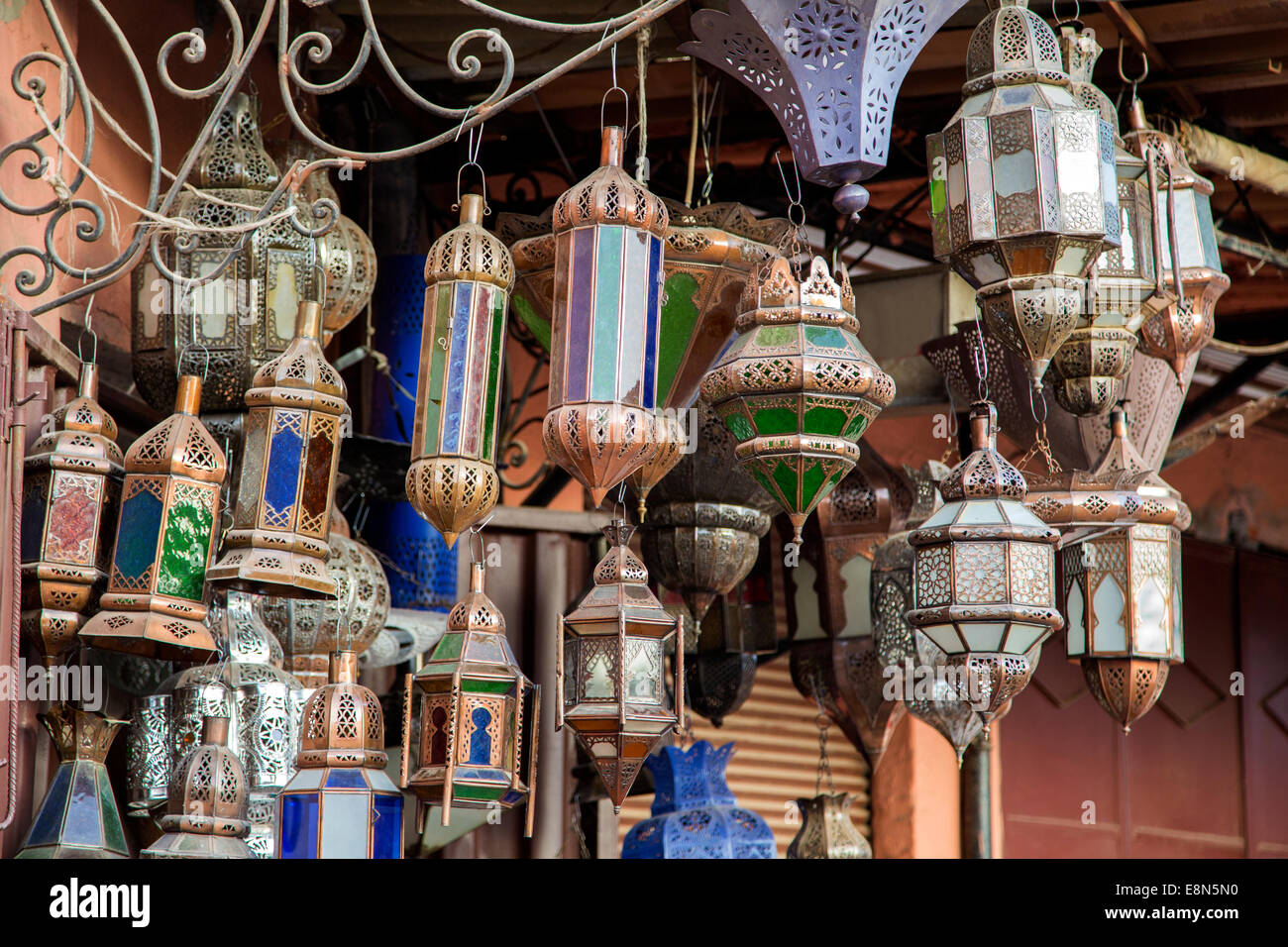 Lampes orientales sur le marché de Marrakech Banque D'Images