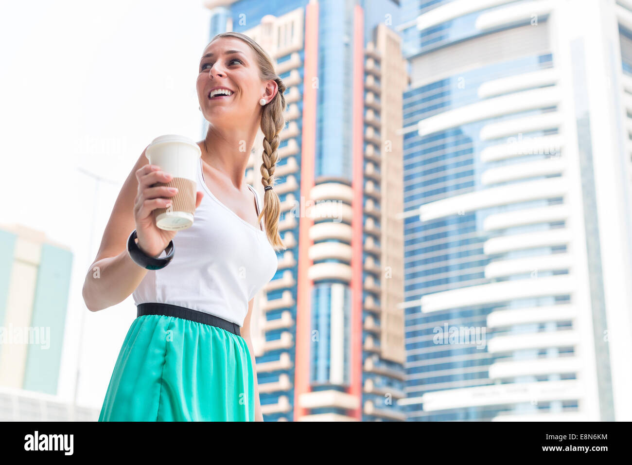Jeune femme à boire le café dans l'agglomération de la ville Dubai Banque D'Images