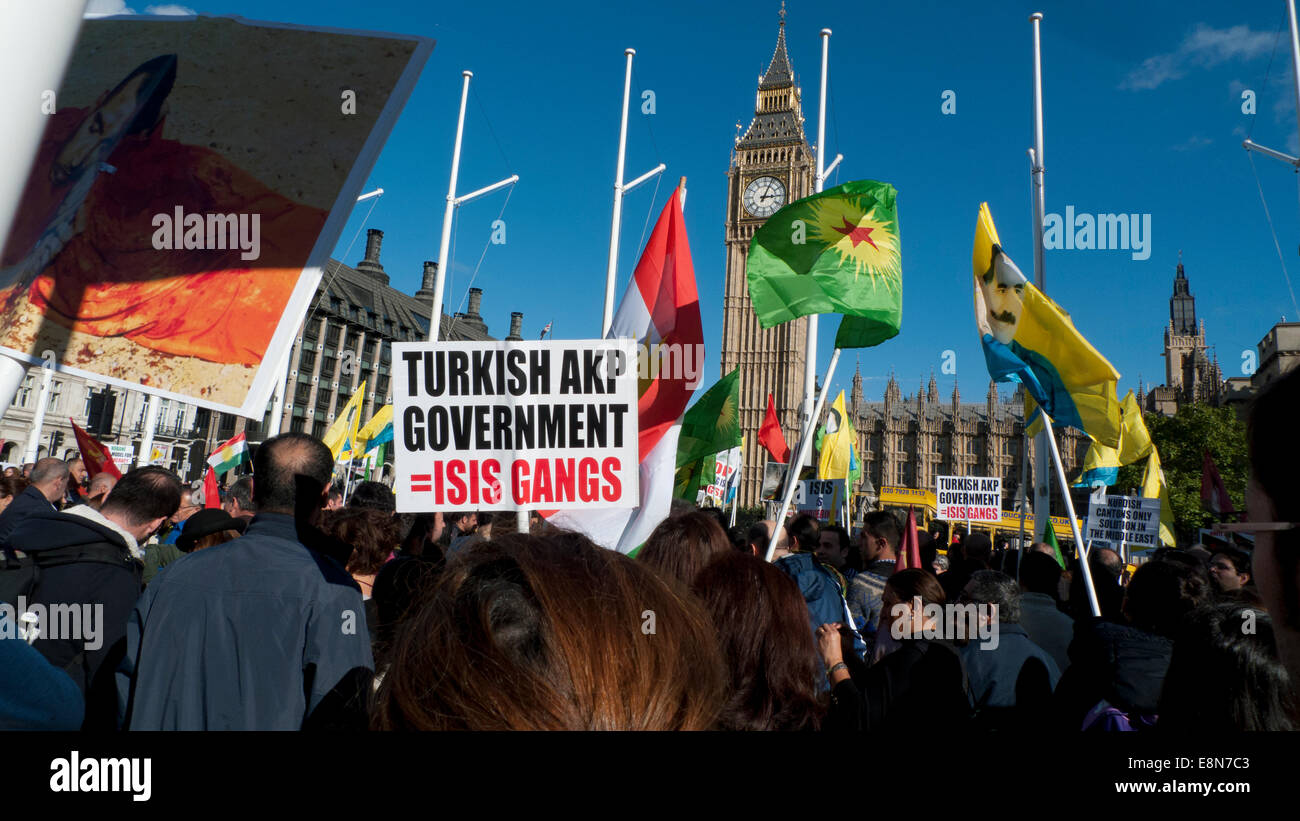La place du parlement, Londres UK. 11 octobre 2014. Peuple kurde se rassembler à la place du Parlement pour manifester contre l'agression écrasante d'ISIS, manque de soutien dans la protection des Kurdes dans la ville de Kobane en Syrie et de gouvernement de l'AKP turc anti ondes plaques . Bannières voler avec un portrait du leader kurde Abdullah Ocalan, emprisonné en Turquie. Kathy deWitt/Alamy Live News Banque D'Images