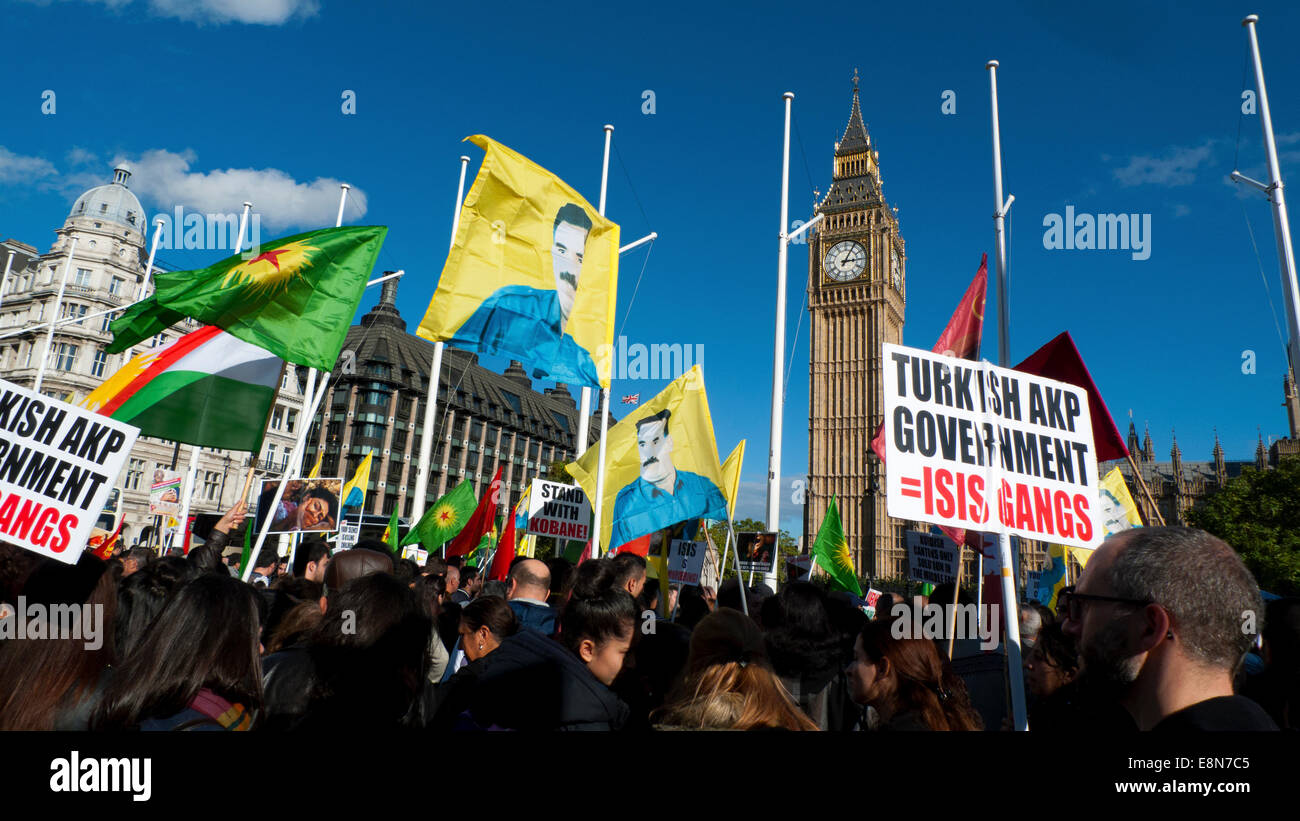 La place du parlement, Londres UK. 11 octobre 2014. Peuple kurde se rassembler à la place du Parlement pour manifester contre l'agression écrasante d'ISIS, manque de soutien dans la protection des Kurdes dans la ville de Kobane en Syrie et de gouvernement de l'AKP turc anti ondes plaques . Bannières voler avec un portrait du leader kurde Abdullah Ocalan' qui est emprisonné en Turquie. Kathy deWitt/Alamy Live News Banque D'Images