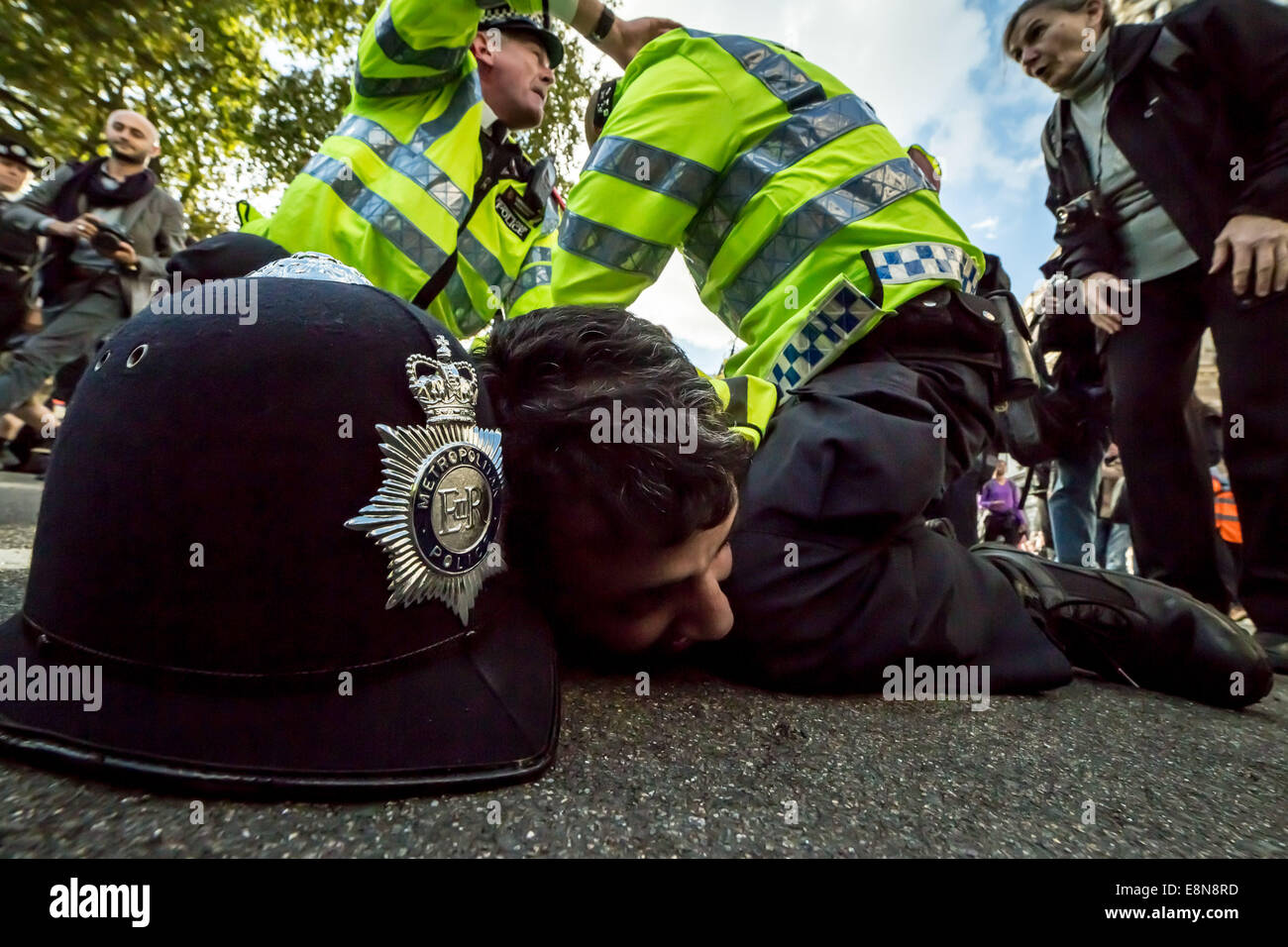 Londres, Royaume-Uni. Oct 11, 2014. Les manifestants kurdes en conflit avec la police a rencontré 2014 Crédit : Guy Josse/Alamy Live News Banque D'Images