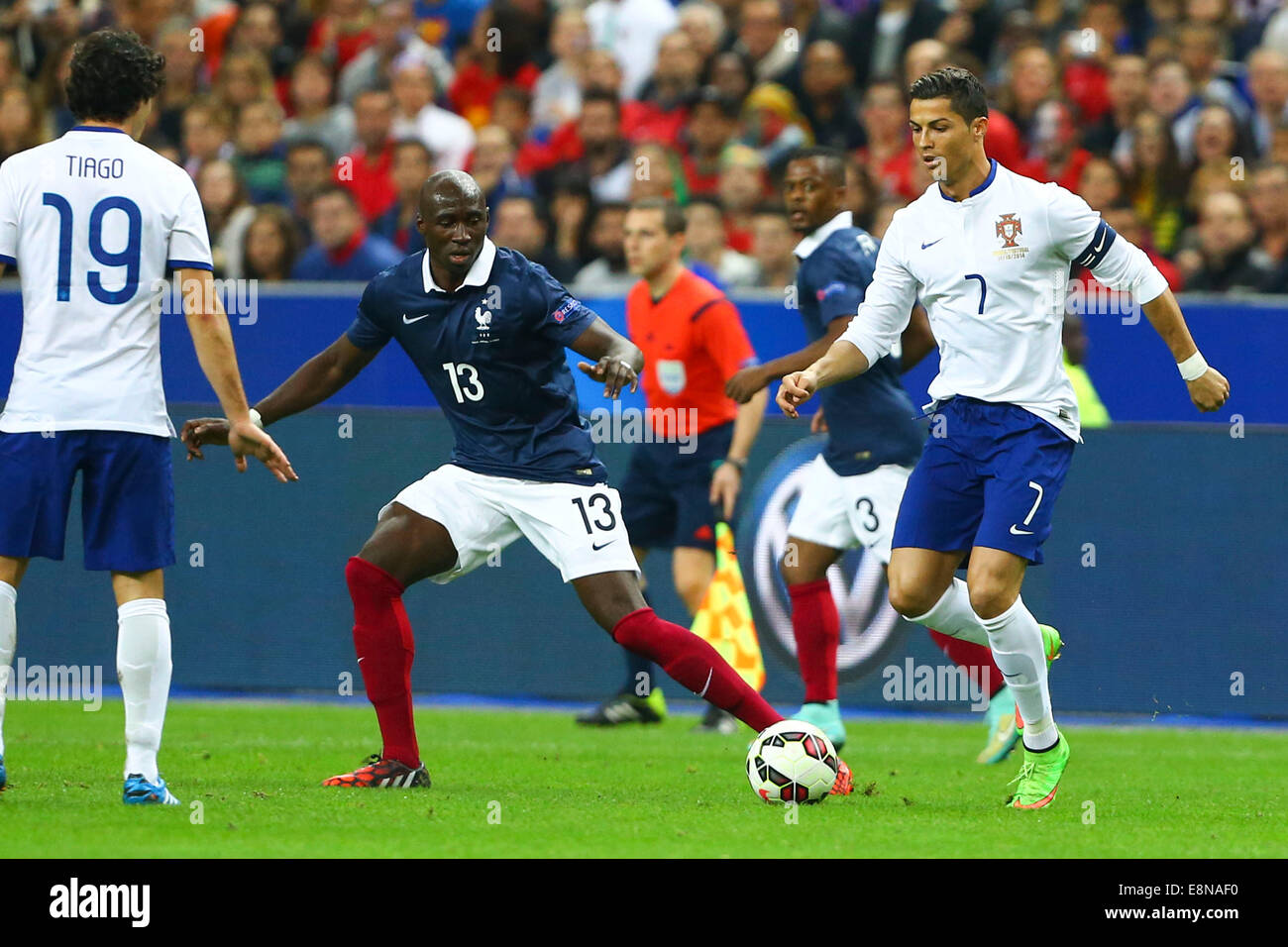 Stade de France, Saint-Denis, France. Oct 11, 2014. Le football international friendly. La France contre le Portugal. Eliaquim Mangala (France) et Cristiano Ronaldo (Portugal) : Action de Crédit Plus Sport/Alamy Live News Banque D'Images