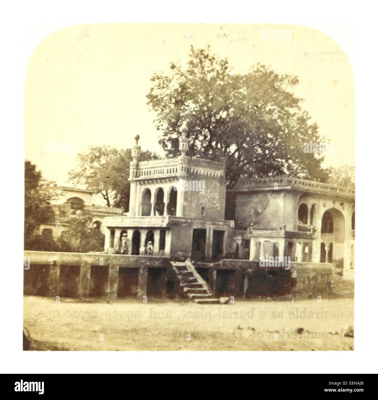 Une illustration de 1862 par Weld de l'entrée de la tombe de Booran-Sahib, près de Hyderabad, représentant un site historique important en Inde. Banque D'Images