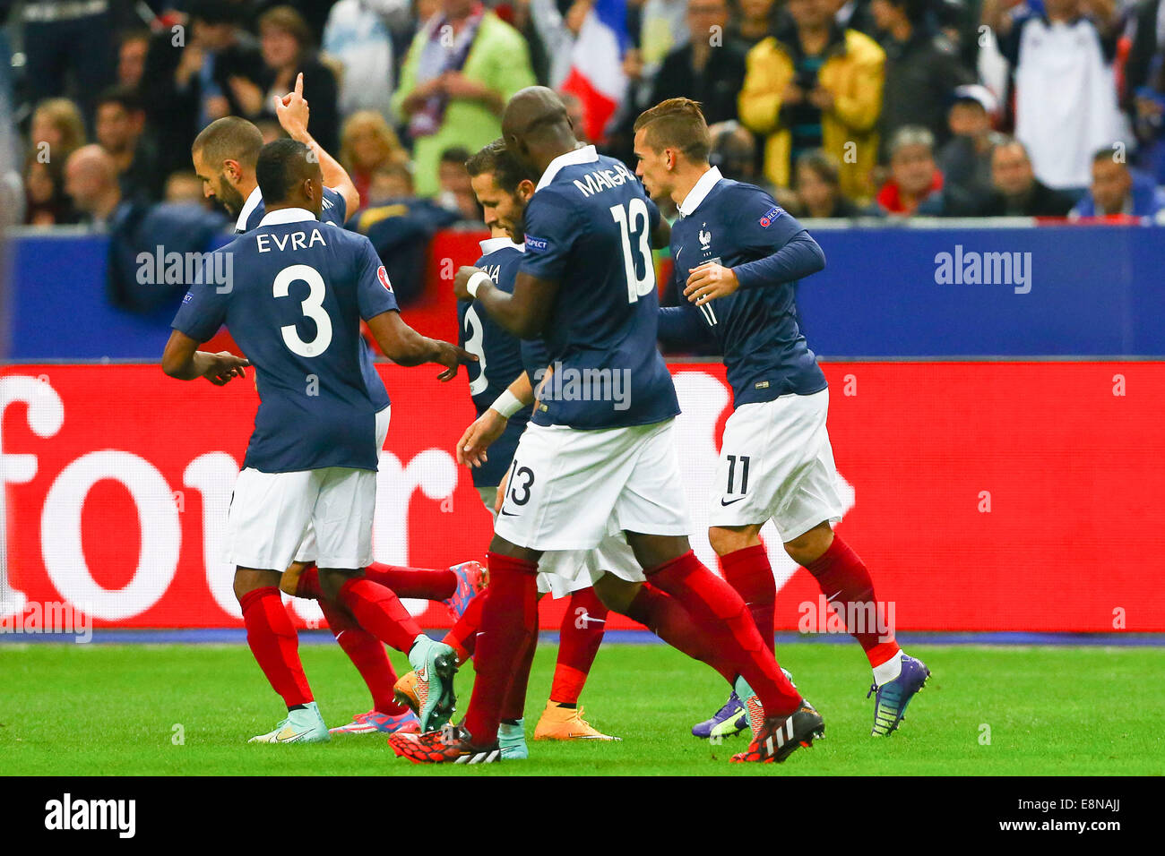 Stade de France, Saint-Denis, France. Oct 11, 2014. Le football international friendly. La France contre le Portugal. Karim Benzema (France) célèbre avec coéquipiers : Action Crédit Plus Sport/Alamy Live News Banque D'Images