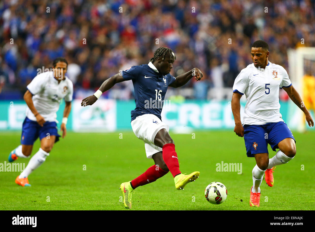 Stade de France, Saint-Denis, France. Oct 11, 2014. Le football international friendly. La France contre le Portugal. Bacary Sagna (France) et Eliseu (Portugal) : Action de Crédit Plus Sport/Alamy Live News Banque D'Images