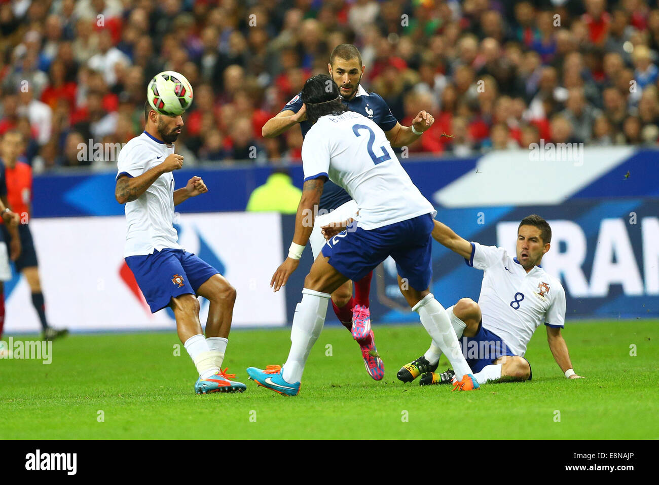 Stade de France, Saint-Denis, France. Oct 11, 2014. Le football international friendly. La France contre le Portugal. Karim Benzema (France) et Joao Moutinho (Portugal) : Action de Crédit Plus Sport/Alamy Live News Banque D'Images