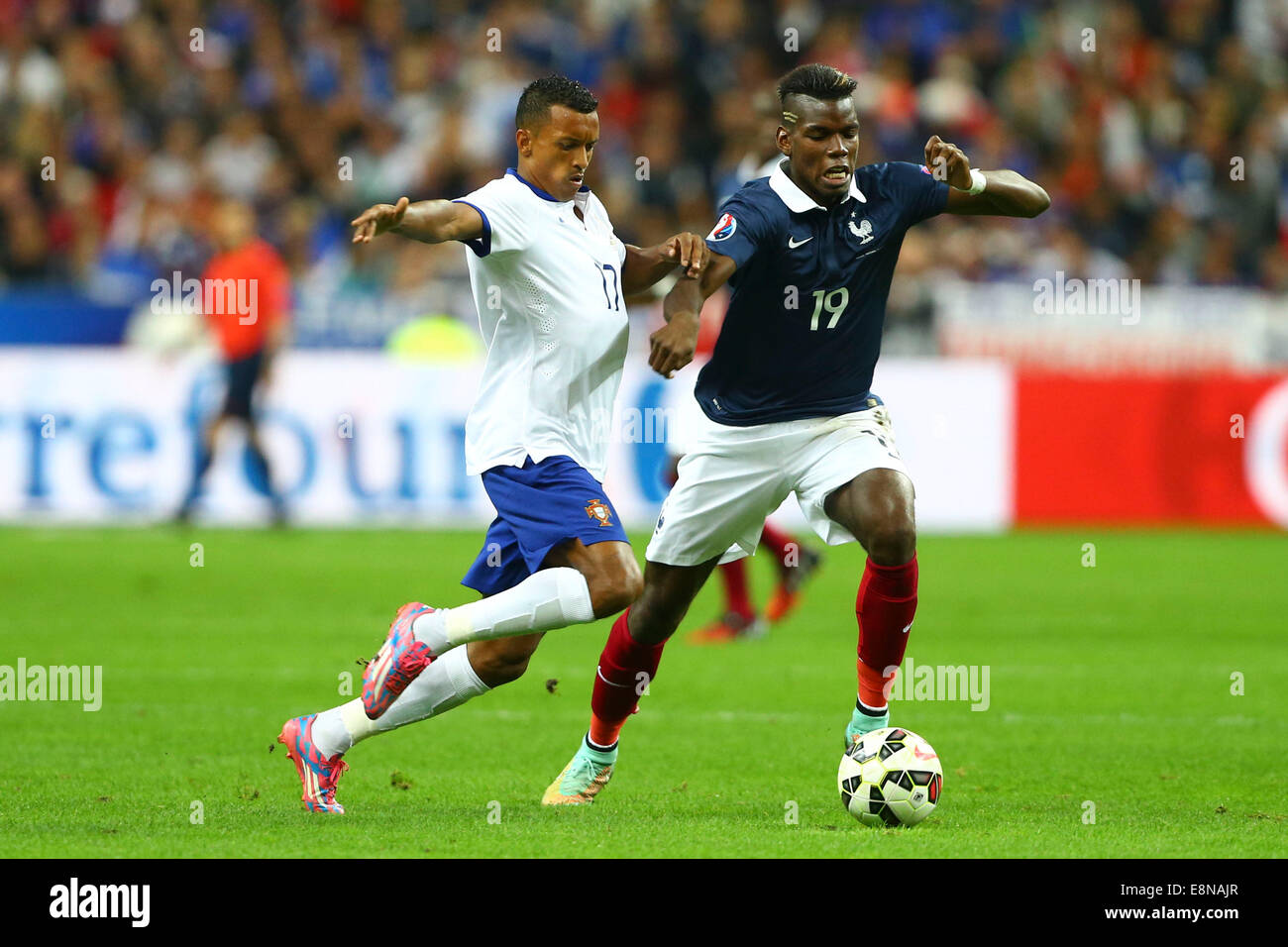 Stade de France, Saint-Denis, France. Oct 11, 2014. Le football international friendly. La France contre le Portugal. Nani (Portugal) et Paul Pogba (France) Crédit : Action Plus Sport/Alamy Live News Banque D'Images