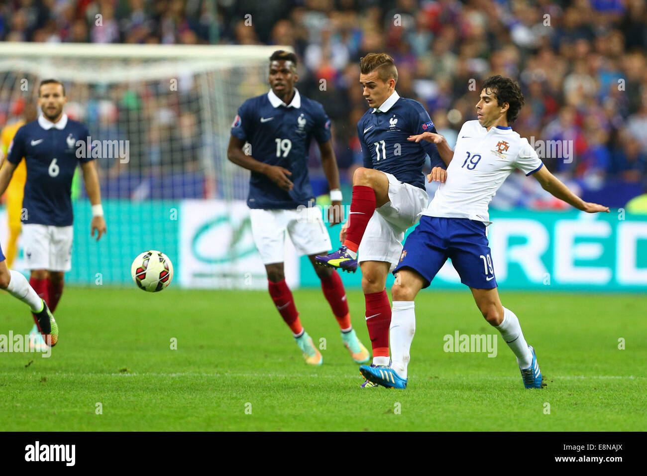 Stade de France, Saint-Denis, France. Oct 11, 2014. Le football international friendly. La France contre le Portugal. Antoine Griezman (France) et Thiago (Portugal) : Action de Crédit Plus Sport/Alamy Live News Banque D'Images