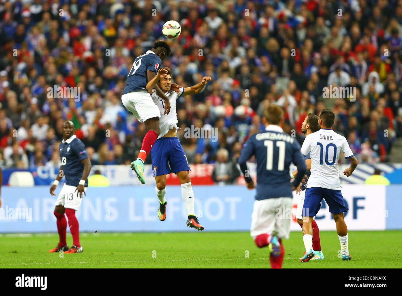 Stade de France, Saint-Denis, France. Oct 11, 2014. Le football international friendly. La France contre le Portugal. Andres Gomes (Portugal) battu dans l'air par Paul Pogba (France) Crédit : Action Plus Sport/Alamy Live News Banque D'Images