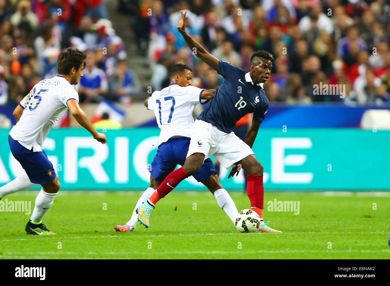 Stade de France, Saint-Denis, France. Oct 11, 2014. Le football international friendly. La France contre le Portugal. Nani (Portugal) et Paul Pogba (France) Crédit : Action Plus Sport/Alamy Live News Banque D'Images