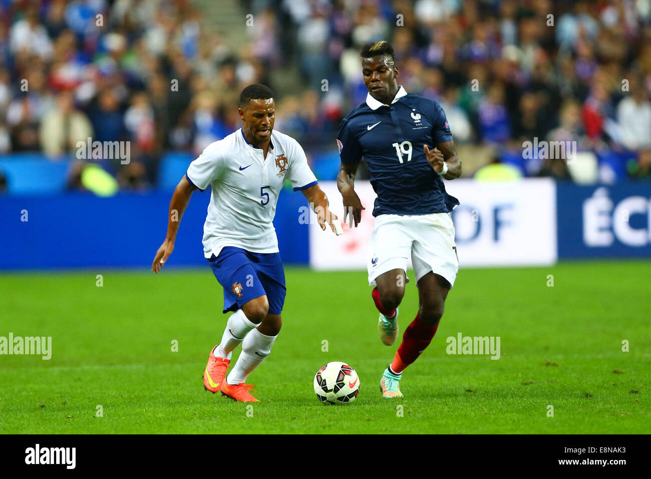 Stade de France, Saint-Denis, France. Oct 11, 2014. Le football international friendly. La France contre le Portugal. Eliseu (Portugal) et Paul Pogba (France) Crédit : Action Plus Sport/Alamy Live News Banque D'Images