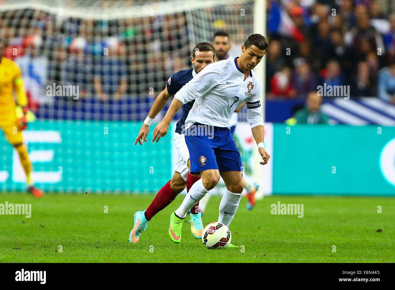 Stade de France, Saint-Denis, France. Oct 11, 2014. Le football international friendly. La France contre le Portugal. Yohan Cabaye (France) et Cristiano Ronaldo (Portugal) : Action de Crédit Plus Sport/Alamy Live News Banque D'Images