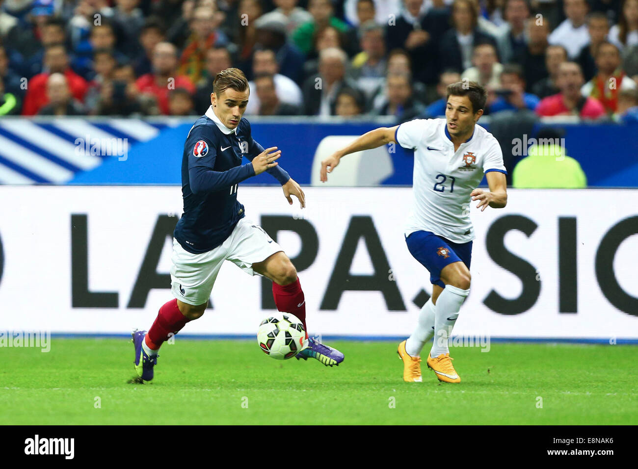 Stade de France, Saint-Denis, France. Oct 11, 2014. Le football international friendly. La France contre le Portugal. Antoine Griezman (France) et Cédric (Portugal) : Action de Crédit Plus Sport/Alamy Live News Banque D'Images