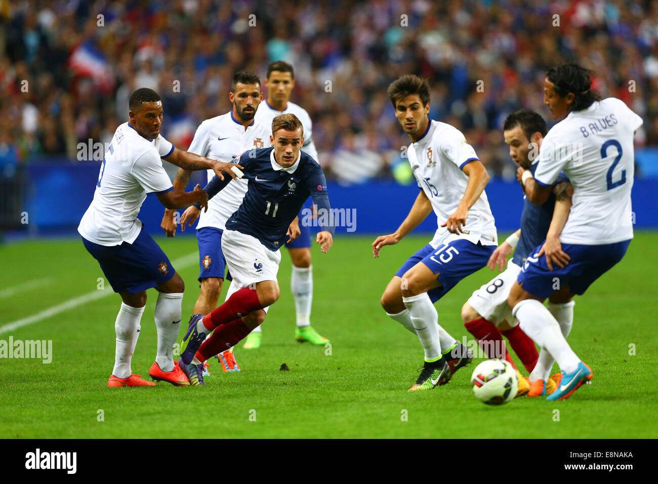 Stade de France, Saint-Denis, France. Oct 11, 2014. Le football international friendly. La France contre le Portugal. Antoine Griezman (France) et Eliseu (Portugal) : Action de Crédit Plus Sport/Alamy Live News Banque D'Images