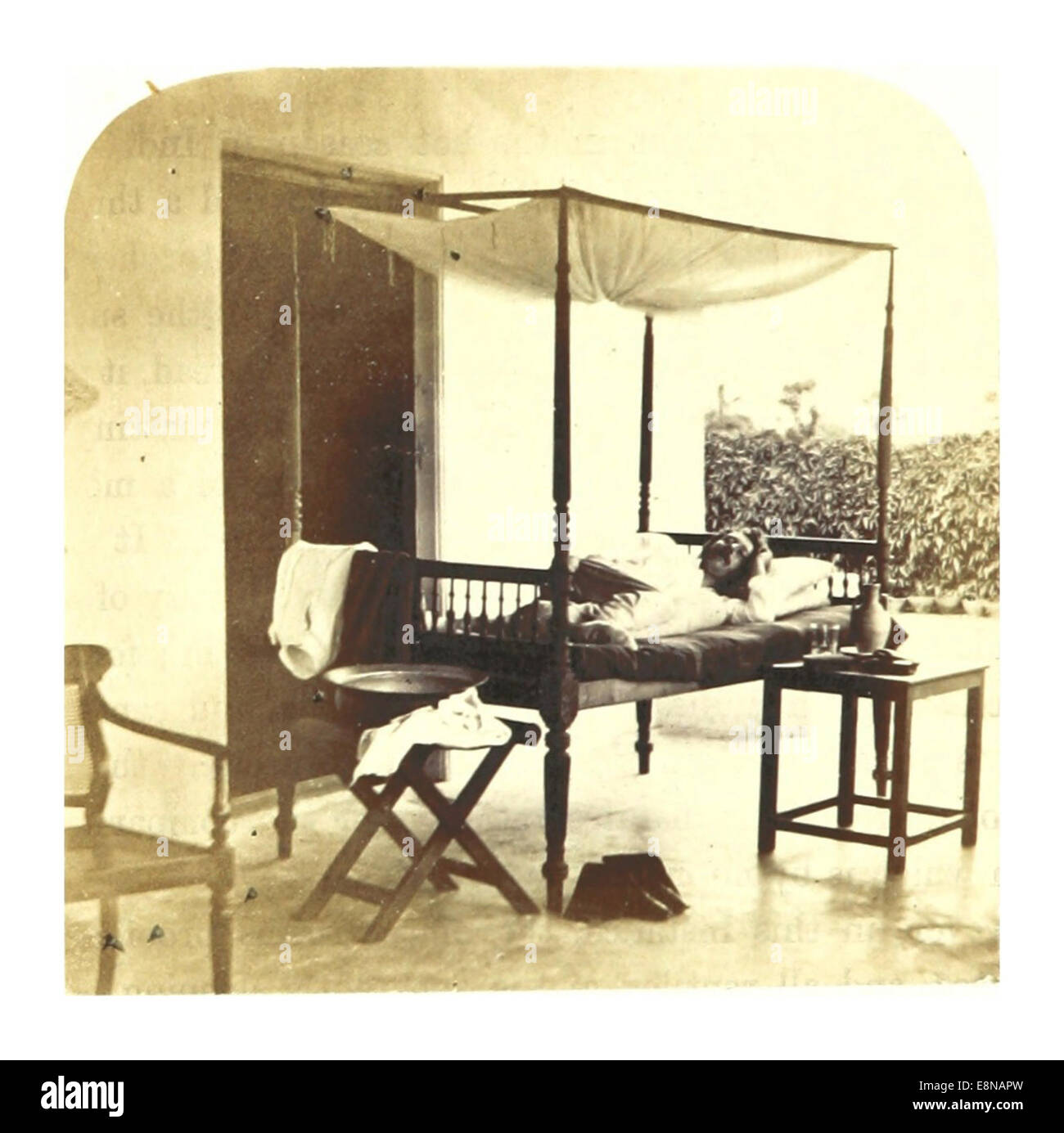 Cette illustration de 1862 de la série *en Inde* de Weld montre une scène d’un guerrier au repos, capturant la vie et la culture de l’Inde pendant la période coloniale britannique. Il donne un aperçu des interactions britanniques avec les cultures locales. Banque D'Images