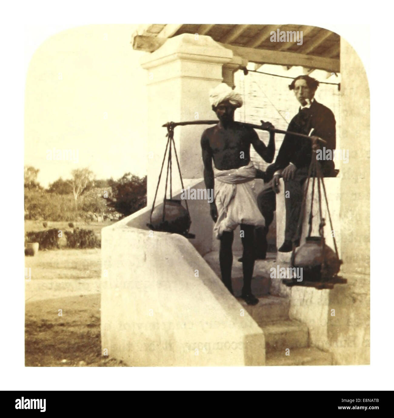 Cette illustration de Weld de 1862 représente « le Bheastie », ou porteur d'eau, une figure clé de la vie quotidienne dans l'Inde du XIXe siècle, mettant en évidence le travail traditionnel et les coutumes locales. Banque D'Images