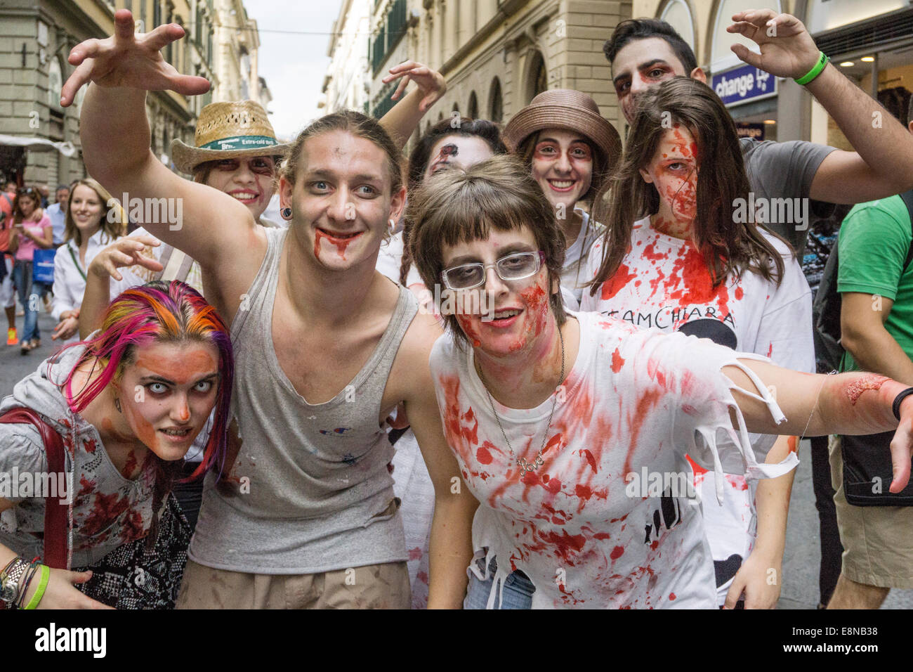 Florence, Italie, Samedi 11 Octobre 2014 : les jeunes de l'UE, le saupoudrage de course vers le bas Via Tornabuoni effrayer les piétons hors de leurs esprits du mieux qu'ils peuvent sur World Zombie day & ayant beaucoup de plaisir Crédit : Dorothy Alexander/Alamy Live News Banque D'Images