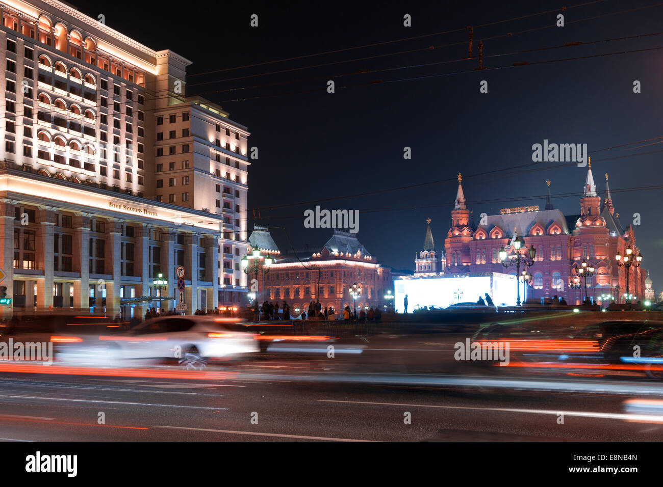 Moscou, Russie. Samedi, Octobre 11th, 2014. Le Cercle de lumière IV festival international est en cours à Moscou. Immense lumière cube dans manège carré de Moscou. Il sert pour les ateliers et les séances dans la journée et spectacles le soir de la publicité. Musée Historique de l'État à l'arrière-plan. Crédit : Alex's Pictures/Alamy Live News Banque D'Images