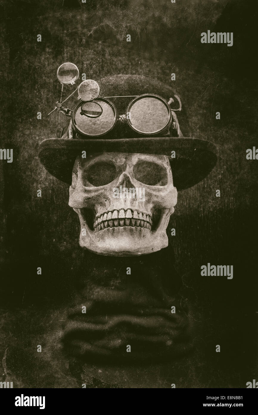 Un crâne à la Spooky portant un chapeau melon, des lunettes avec la loupe attachée dans un style steampunk. Banque D'Images