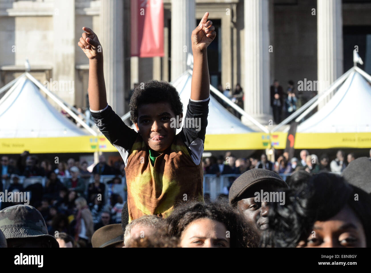 Londres, Royaume-Uni. 11 octobre, 2014. Des milliers : assiste au Festival africain 2014 avec musique live, des aliments et de l'Art et artisanat, wc séparés à Trafalgar Square à Londres. Credit : Voir Li/Alamy Live News Banque D'Images