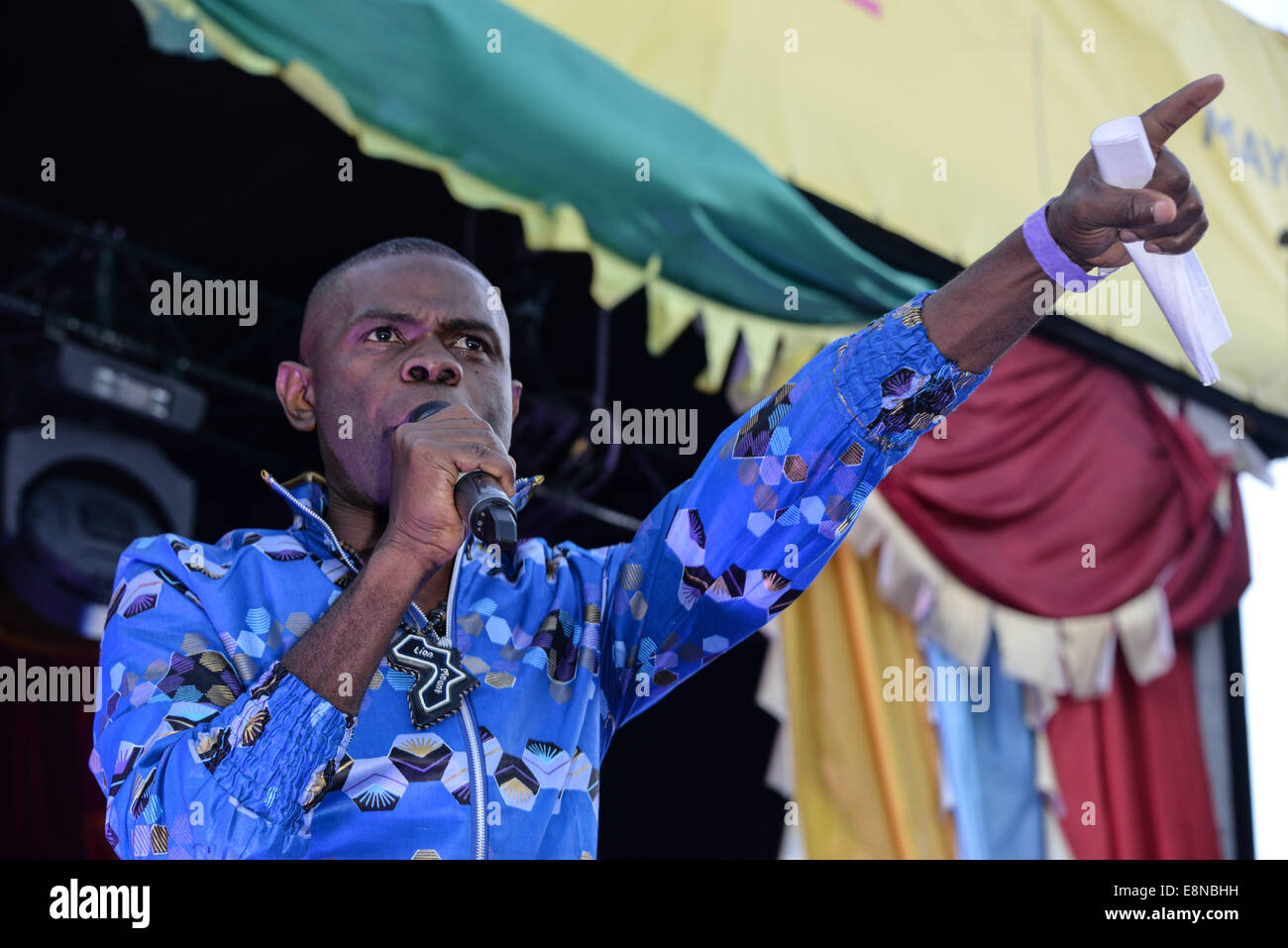 Londres, Royaume-Uni. 11 octobre, 2014. Présentateur : Usifu Jalloh au Festival africain 2014 avec musique live, des aliments et de l'Art et artisanat, wc séparés à Trafalgar Square à Londres. Credit : Voir Li/Alamy Live News Banque D'Images